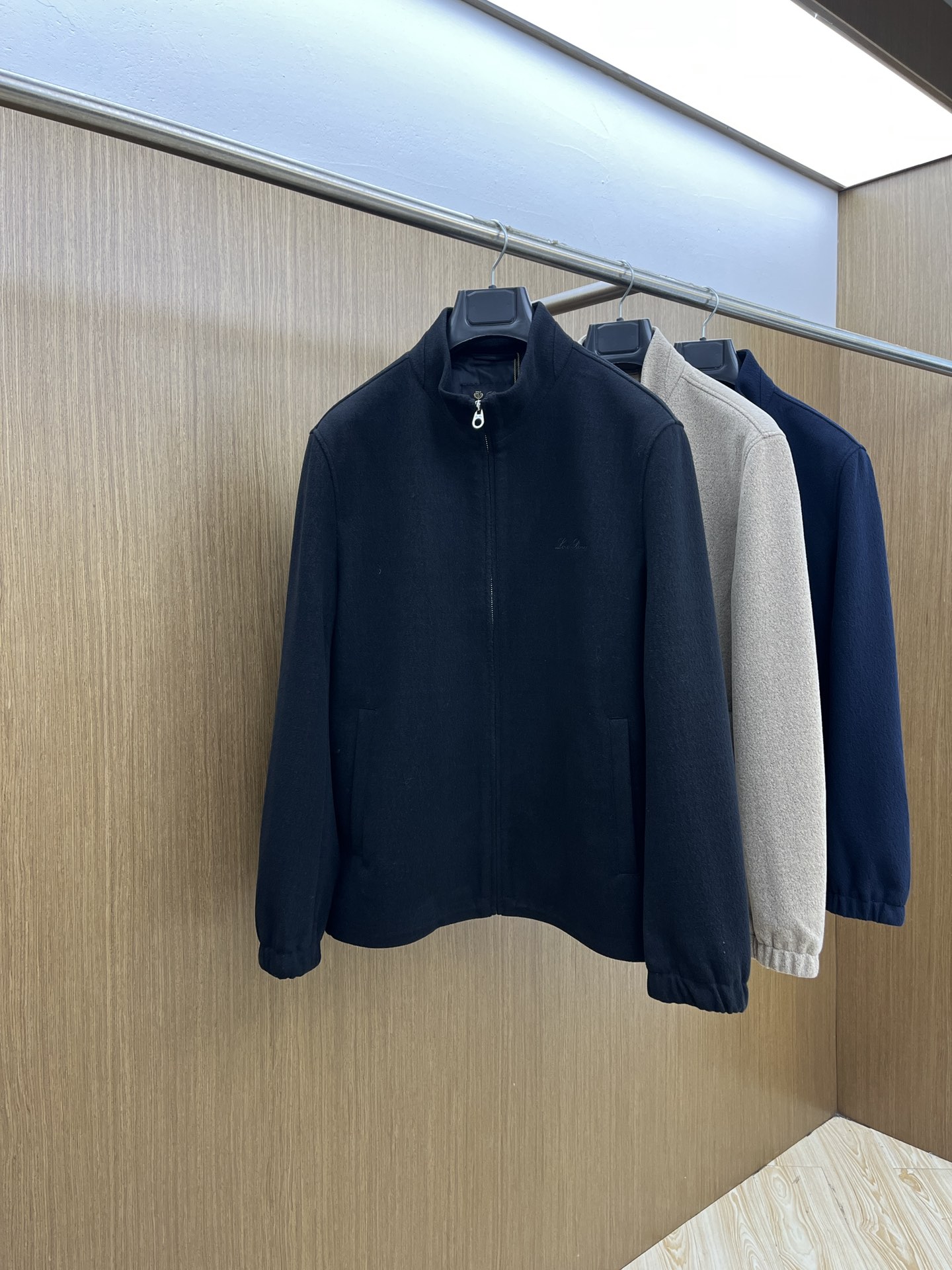 NO:515038,Autumn and Winter LP 1955ss Autumn and Winter Latest LP stand collar casual jacket High-end quality, wool nym jacket jacket, letter logo embroidery, and the fabric hardware are all customized, breathable and comfortable to make into a fabric. The logo adopts the current popular embroidery design, the upper body is handsome and stylish, the FSH is not restricted at all, and the upper body is super comfortable!  The whole piece is super cool and upscale!  The upper body is not thick, showing the fashionable and personalized atmosphere!  Number of codes: M-XXXL, loro piana, jackets & coats, jackets & coats, alexander wang19860909秋冬 LP 1955ss秋冬最新款 LP立领休闲外套 高端品质、羊毛尼夹克外套夹克,字母logo刺绣,版型面料五金都是定制,透气舒适合成面料,Logo采用时下流行刺绣设计,上身帅气有型,fsh一点不拘束、上身超级舒适！整件超级酷炫上档次！上身不厚重,尽显时尚个性气息！ 码数:M-XXXL,,loro piana,jackets & coats,jackets & coats,alexander wang,Men's clothing