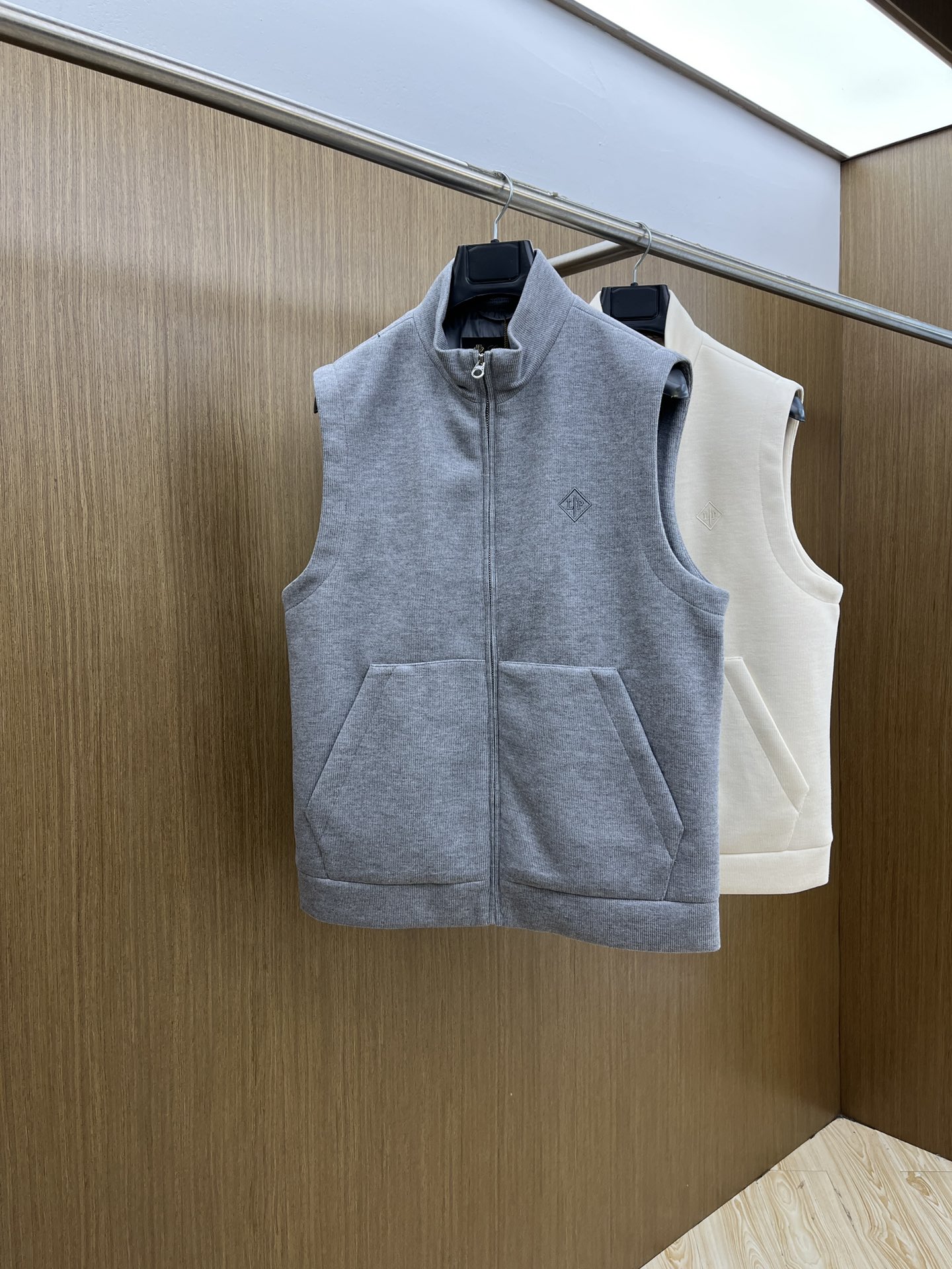 NO:515040,Autumn and Winter LP 1955ss early autumn new style is released. LP stand collar, autumn hot cotton vest, letter logo embroidery style is comfortable and comfortable, lazy and casual, combined with clean and simple colors, it is particularly pleasing to look at. FSH is suitable for daily wear~ I love to launch sports items embroidered with vitality prints!  Size M-3XL, loro piana, alexander wang19860909秋冬 LP 1955ss早秋新款发布 LP立领,秋季爆款夹棉马甲,字母logo刺绣款穿上就是舒适自在又显瘦的存在,慵懒而随性,结合干净简单的色系就特别耐看,fsh适合日常穿着~倾情推出缀饰活力印花的运动单品！ 尺码M-3XL,,loro piana,alexander wang,Men's clothing