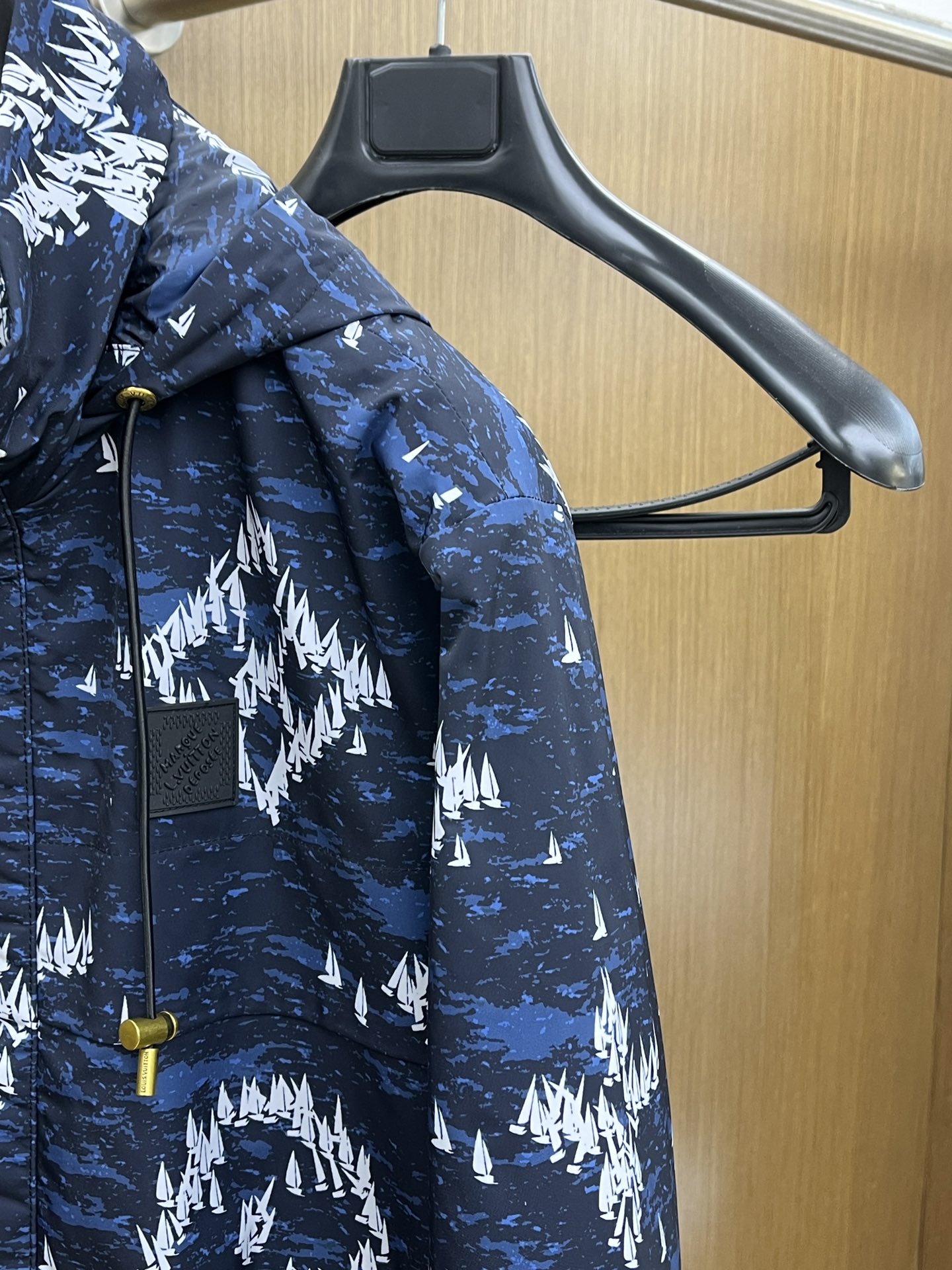 秋冬 LV🔥🔥深蓝色帆船印花尼龙连帽

以深蓝色为底色，布满白色帆船印花图案，兼具时尚感与独特性。

连