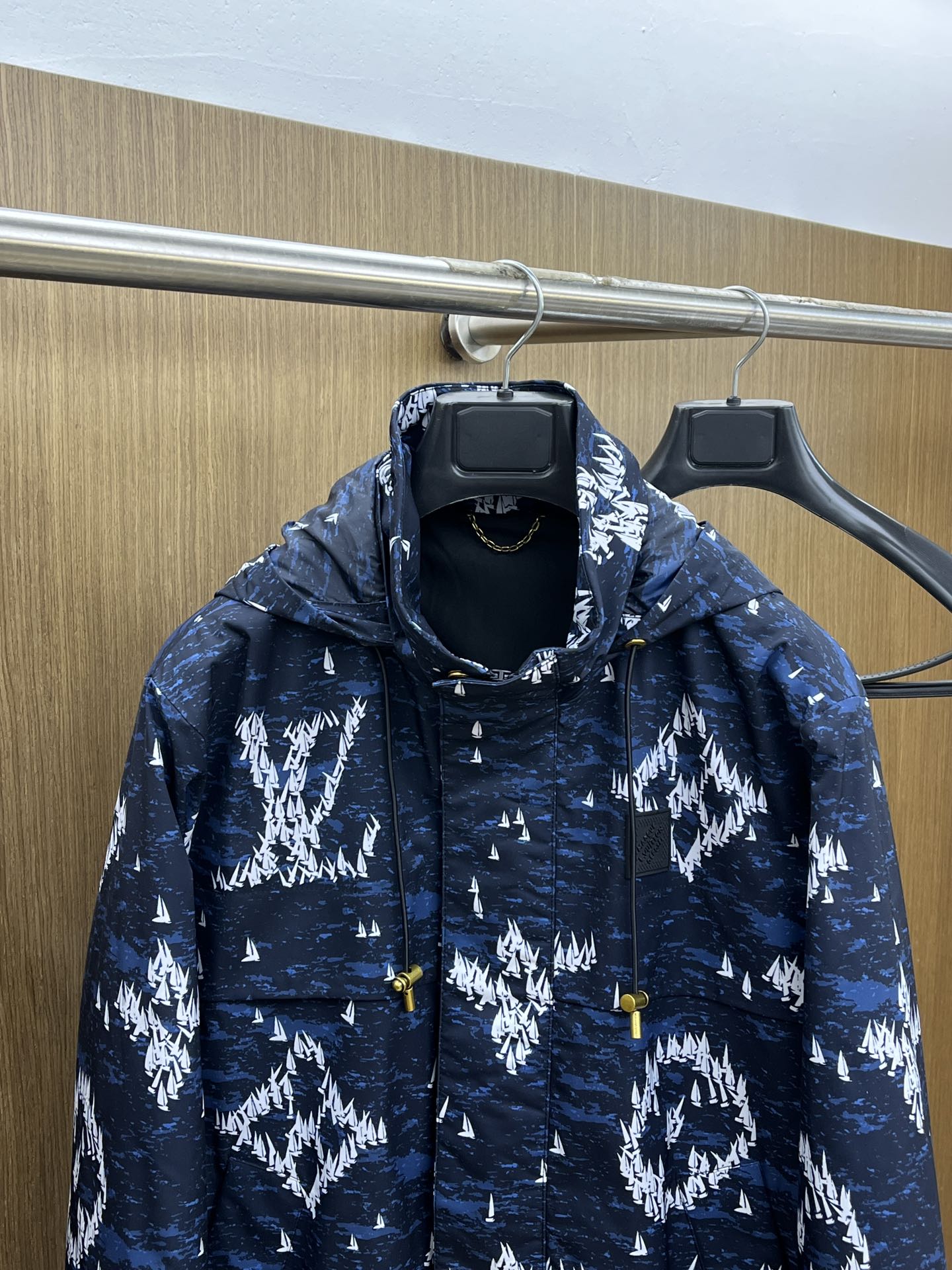 秋冬 LV🔥🔥深蓝色帆船印花尼龙连帽

以深蓝色为底色，布满白色帆船印花图案，兼具时尚感与独特性。

连