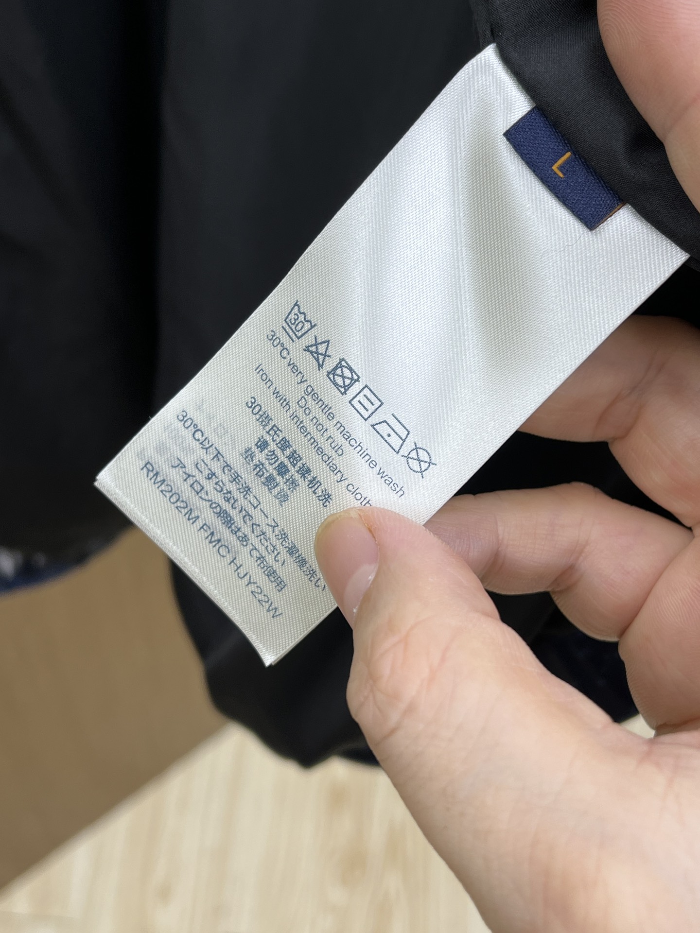 秋冬 LV🔥🔥深蓝色帆船印花尼龙连帽

以深蓝色为底色，布满白色帆船印花图案，兼具时尚感与独特性。

连