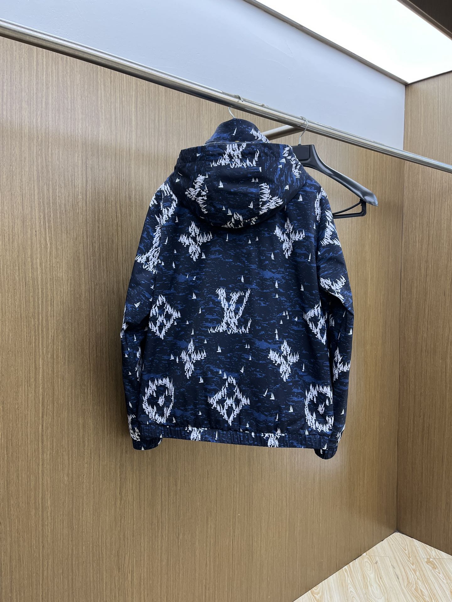 秋冬 LV🔥🔥深蓝色帆船印花尼龙连帽

以深蓝色为底色，布满白色帆船印花图案，兼具时尚感与独特性。

连