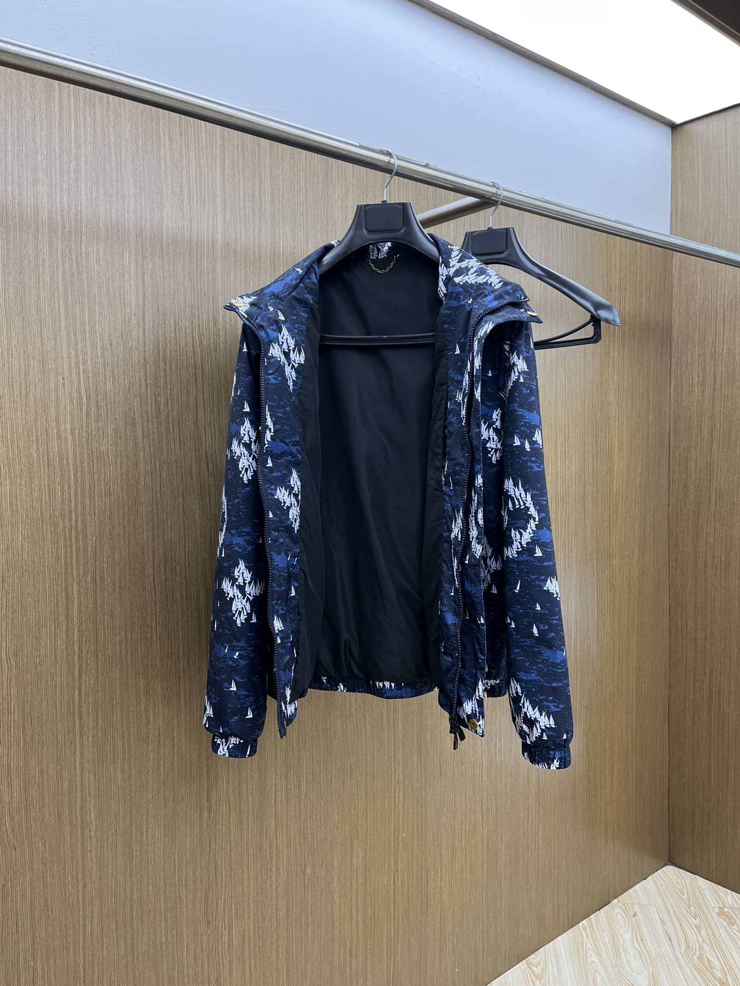 秋冬 LV🔥🔥深蓝色帆船印花尼龙连帽

以深蓝色为底色，布满白色帆船印花图案，兼具时尚感与独特性。

连