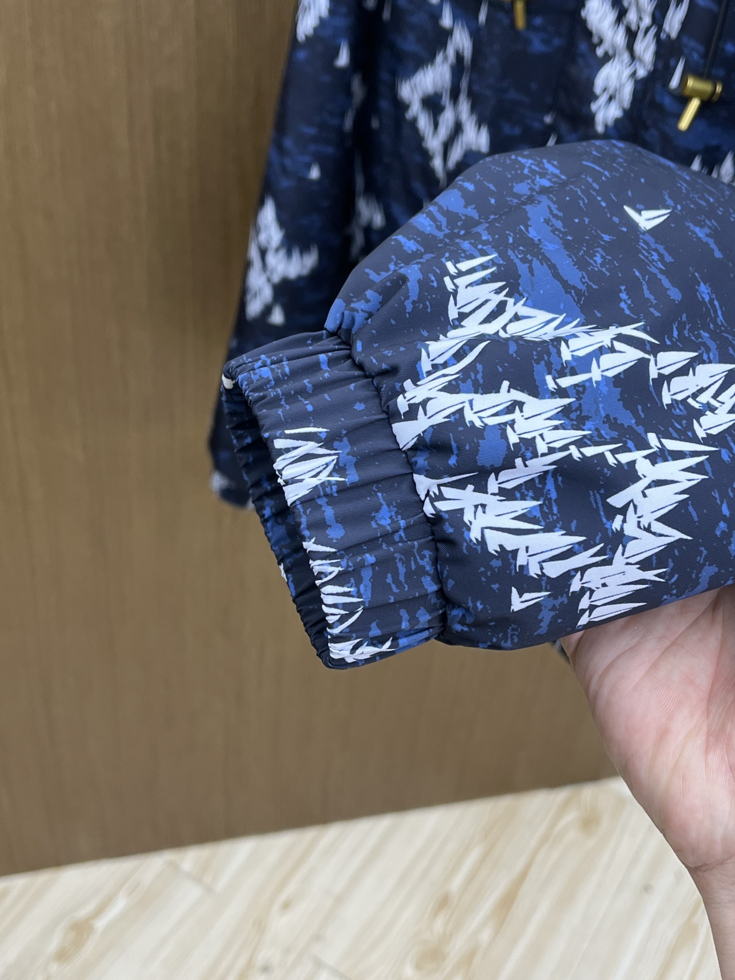 秋冬 LV🔥🔥深蓝色帆船印花尼龙连帽

以深蓝色为底色，布满白色帆船印花图案，兼具时尚感与独特性。

连