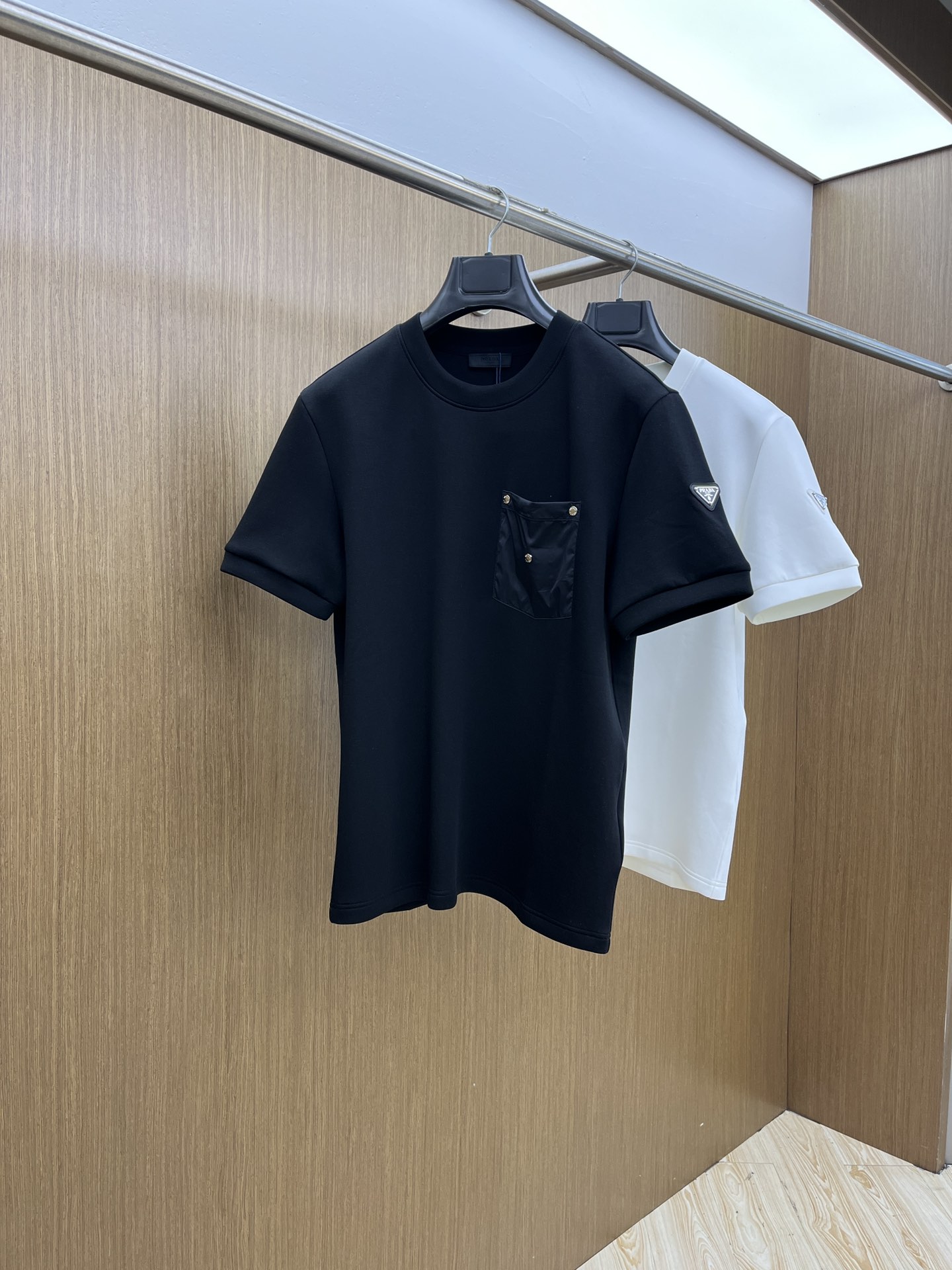 NO:516487,PD 2025 Autumn and Winter Round neck embroidered short-sleeved T-shirt base shirt Elemental Logo badge highlights the casual and fashionable charm, and is still unique in style. The inner layer is fitted with a companion... Customer-supplied high-strength elastic knitted liquid ammonia air-layer fabric, flat and symmetrical knitted light and refreshing, soft and comfortable, and excellent breathability. Simple and unique charm. The bld straight-cut style is more suitable for matching with various trendy and fashionable styles. It uses instrument embroidery, delicate and full texture, bringing a new experience for fashion sports and leisure. Color black white Size M-3XL,,T-shirt,tees,t-shirt,alexander wang19860909PD 2025秋冬 圆领刺绣短袖T恤打底衫 元素性的Logo徽章凸显休闲时尚魅力,依然独领时尚风骚.内搭好伴侣… 客供高支弹力针织液氨空气层面料,平整匀称的针织轻薄清爽,柔软舒适,透气性极佳.简洁而富有独特魅力.bld直裁版型更为适合搭配各种潮流时尚造型. 采用器械刺绣,细腻饱满的质感突显,为时尚运动休闲带来全新体验. 颜色黑色 白色 尺码 M-3XL,,T-shirt,tees，t-shirt,alexander wang,Men's clothing