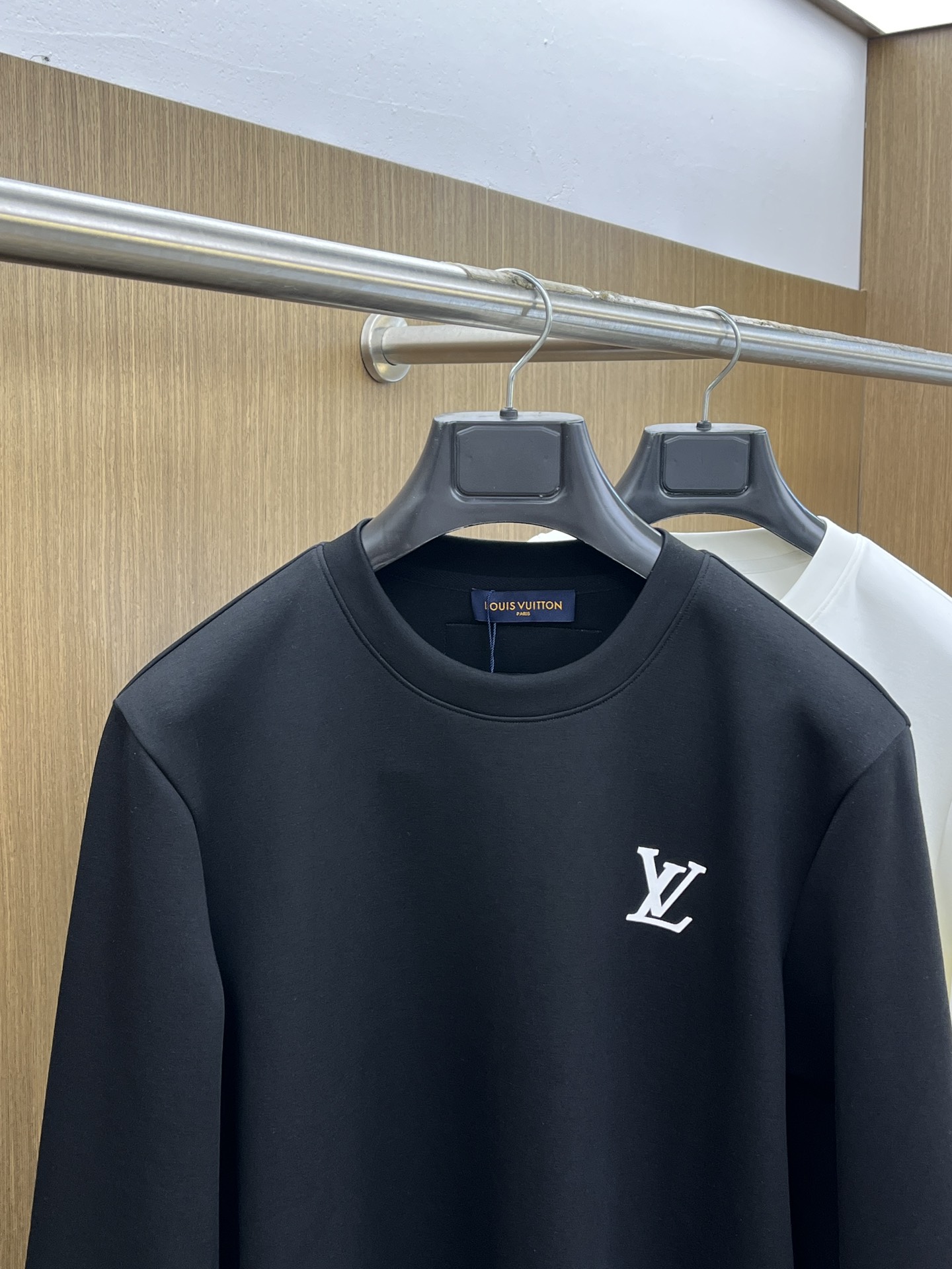 秋冬 LV🔥🔥秋冬专柜新款 时尚休闲打底衫长袖T恤，精选进口高密度双面拉架棉面料，精致原版logo打造，