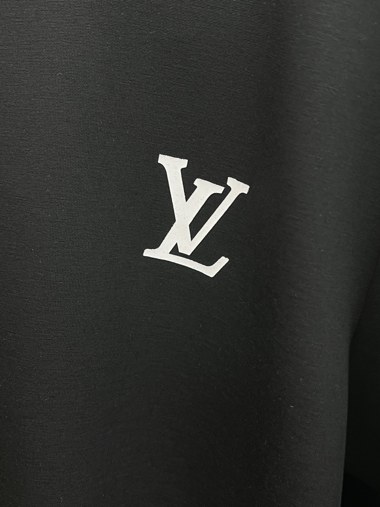秋冬 LV🔥🔥秋冬专柜新款 时尚休闲打底衫长袖T恤，精选进口高密度双面拉架棉面料，精致原版logo打造，
