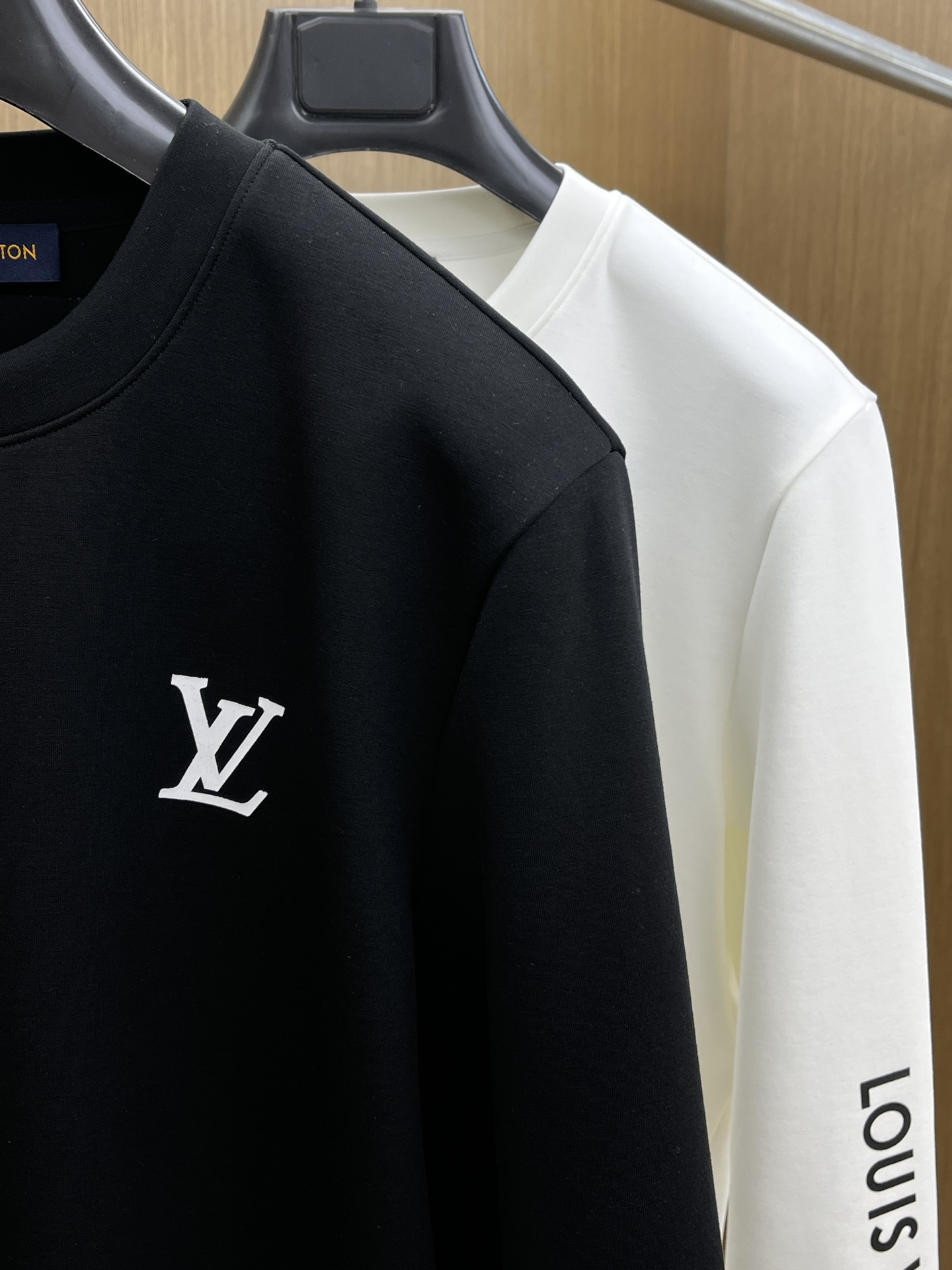 秋冬 LV🔥🔥秋冬专柜新款 时尚休闲打底衫长袖T恤，精选进口高密度双面拉架棉面料，精致原版logo打造，