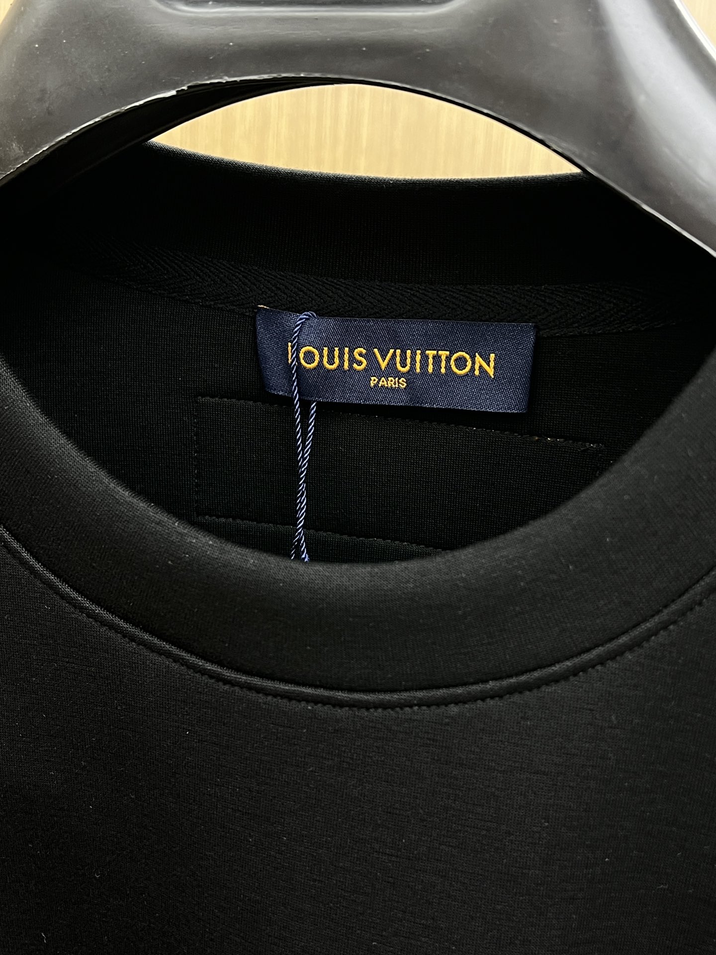 秋冬 LV🔥🔥秋冬专柜新款 时尚休闲打底衫长袖T恤，精选进口高密度双面拉架棉面料，精致原版logo打造，