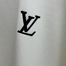 秋冬 LV🔥🔥秋冬专柜新款 时尚休闲打底衫长袖T恤,精选进口高密度双面拉架棉面料,精致原版logo打造, 秋冬 LV🔥🔥秋冬专柜新款 时尚休闲打底衫长袖T恤,精选进口高密度双面拉架棉面料,精致原版logo打造,