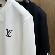 秋冬 LV🔥🔥秋冬专柜新款 时尚休闲打底衫长袖T恤,精选进口高密度双面拉架棉面料,精致原版logo打造, 秋冬 LV🔥🔥秋冬专柜新款 时尚休闲打底衫长袖T恤,精选进口高密度双面拉架棉面料,精致原版logo打造,