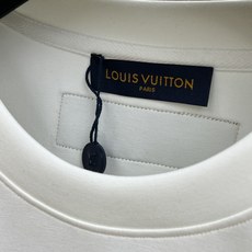 秋冬 LV🔥🔥秋冬专柜新款 时尚休闲打底衫长袖T恤,精选进口高密度双面拉架棉面料,精致原版logo打造, 秋冬 LV🔥🔥秋冬专柜新款 时尚休闲打底衫长袖T恤,精选进口高密度双面拉架棉面料,精致原版logo打造,