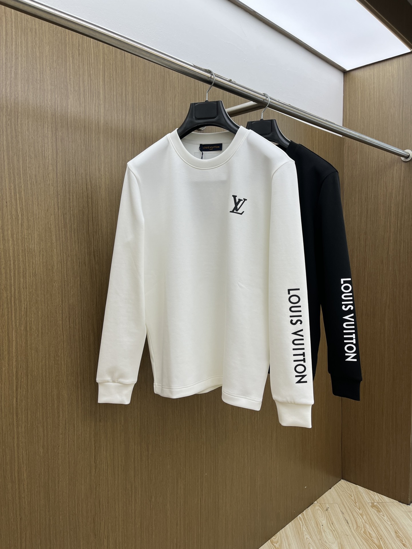 NO:516491,Autumn and Winter LV autumn and winter counter new style, fashionable and casual base shirt, long-sleeved T-shirt, selected imported high-density double-sided cotton fabric, exquisite original logo, excellent comfort and breathability, excellent soft, wrinkle-resistant elasticity and drooping. Whether worn alone or in the inner wear, they are very handsome, which conforms to the practical dressing habits of men, pursues luxury, noble and elegant style, and creates extraordinary men's taste. The visual effect is very good, the grade is extremely high, bld is simple and fashionable, and a must-have choice for casual business!  Code number M-3XL, louis vuitton,tees,t-shirt,alexander wang19860909秋冬 LV秋冬专柜新款 时尚休闲打底衫长袖T恤,精选进口高密度双面拉架棉面料,精致原版logo打造,舒适性与透气性兼优,柔软抗皱弹性和垂性极佳,无论是单穿或是内搭都是帅气十足,吻合了男性实用穿衣习惯,追求奢华高贵优雅风范,打造不凡男士品味,视觉效果非常赞,档次极高,bld简约时尚,休闲商务必备之选！ 码数M-3XL,,louis vuitton,tees，t-shirt,alexander wang,Men's clothing