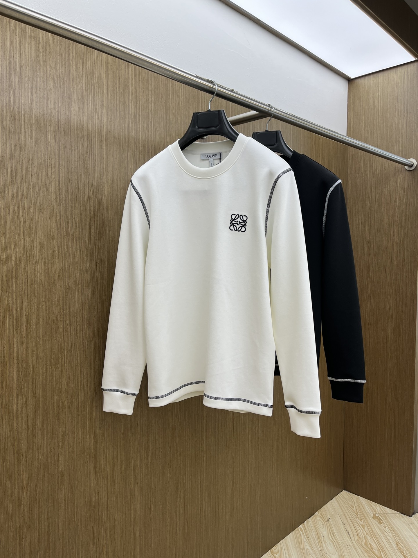 NO:516495,Autumn and Winter Loe Autumn and Winter Counter New Fashionable Casual Base Shirt Long Sleeve T-shirt, Selected Imported High-density Double-sided Cotton Fabric, Created with Exquisite Original Logo, Excellent Comfort and Breathability, Soft and Wrinkle-resistant and Elastic and Drooping, Whether it is single or inner wear, it is very handsome, which fits men's practical dressing habits, pursues luxury, noble and elegant style, and creates extraordinary men's taste. The visual effect is very good, the grade is extremely high, bld is simple and fashionable, and it is a must-have choice for casual business!  Code number M-3XL, loewe,tees,t-shirt,alexander wang19860909秋冬 Loe 秋冬专柜新款 时尚休闲打底衫长袖T恤,精选进口高密度双面拉架棉面料,精致原版logo打造,舒适性与透气性兼优,柔软抗皱弹性和垂性极佳,无论是单穿或是内搭都是帅气十足,吻合了男性实用穿衣习惯,追求奢华高贵优雅风范,打造不凡男士品味,视觉效果非常赞,档次极高,bld简约时尚,休闲商务必备之选！ 码数M-3XL,,loewe,tees，t-shirt,alexander wang,Men's clothing