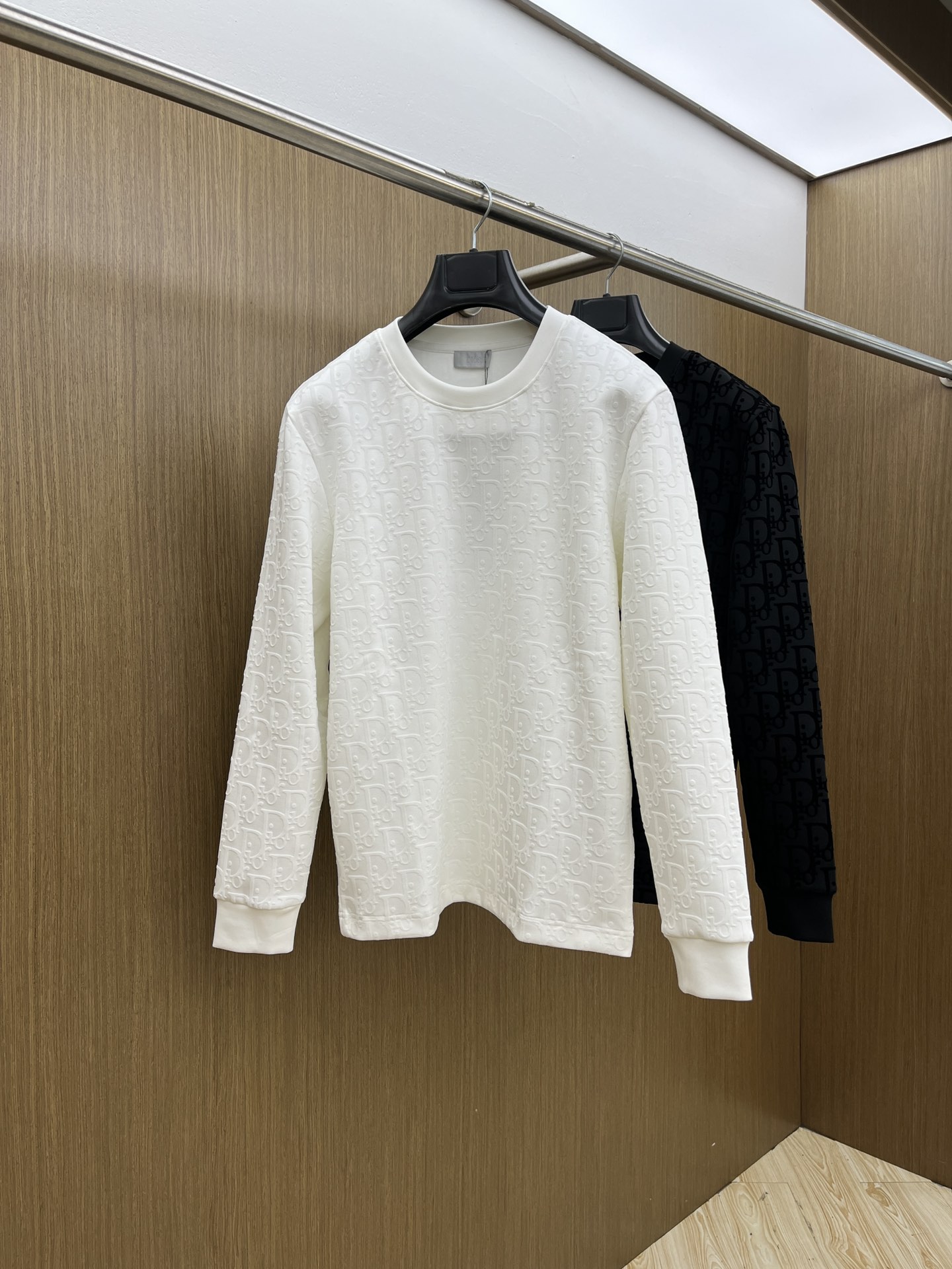 NO:516497,Autumn and Winter CD Autumn and Winter Counter New Fashionable Casual Base Shirt Long Sleeve T-shirt, Selected Imported High-density Double-sided Cotton Fabric, Created with Exquisite Original Logo, Excellent Comfort and Breathability, Soft and Wrinkle-resistant and Elasticity, Excellent Dropping, Whether it is single or inner wear, it is very handsome, which fits men's practical dressing habits, pursues luxury, noble and elegant style, and creates extraordinary men's taste. The visual effect is very good, the grade is extremely high, bld is simple and fashionable, and it is a must-have choice for casual business!  Code number M-3XL, tees, t-shirt, alexander wang19860909秋冬 CD 秋冬专柜新款 时尚休闲打底衫长袖T恤,精选进口高密度双面拉架棉面料,精致原版logo打造,舒适性与透气性兼优,柔软抗皱弹性和垂性极佳,无论是单穿或是内搭都是帅气十足,吻合了男性实用穿衣习惯,追求奢华高贵优雅风范,打造不凡男士品味,视觉效果非常赞,档次极高,bld简约时尚,休闲商务必备之选！ 码数M-3XL,,tees，t-shirt,alexander wang,Men's clothing