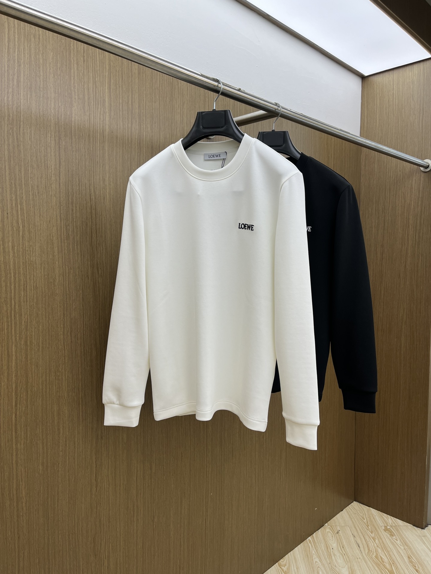 NO:516499,Autumn and Winter Loe Autumn and Winter Counter New Fashionable Casual Base Shirt Long Sleeve T-shirt, Selected Imported High-density Double-sided Cotton Fabric, Created with Exquisite Original Logo, Excellent Comfort and Breathability, Soft and Wrinkle-resistant and Elastic and Drooping, Whether it is single or inner wear, it is very handsome, which fits men's practical dressing habits, pursues luxury, noble and elegant style, and creates extraordinary men's taste. The visual effect is very good, the grade is extremely high, bld is simple and fashionable, and it is a must-have choice for casual business!  Code number M-3XL, loewe,tees,t-shirt,alexander wang19860909秋冬 Loe 秋冬专柜新款 时尚休闲打底衫长袖T恤,精选进口高密度双面拉架棉面料,精致原版logo打造,舒适性与透气性兼优,柔软抗皱弹性和垂性极佳,无论是单穿或是内搭都是帅气十足,吻合了男性实用穿衣习惯,追求奢华高贵优雅风范,打造不凡男士品味,视觉效果非常赞,档次极高,bld简约时尚,休闲商务必备之选！ 码数M-3XL,,loewe,tees，t-shirt,alexander wang,Men's clothing