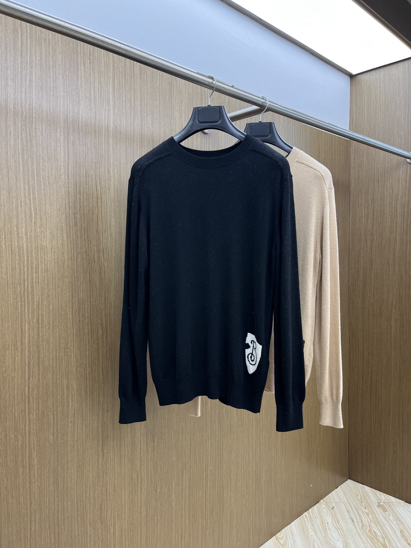 秋冬 BBR 🔥🔥盾牌嵌花针织圆领套头毛衣采用定制羊毛面料，100%羊毛，下摆提花工艺以Burberry