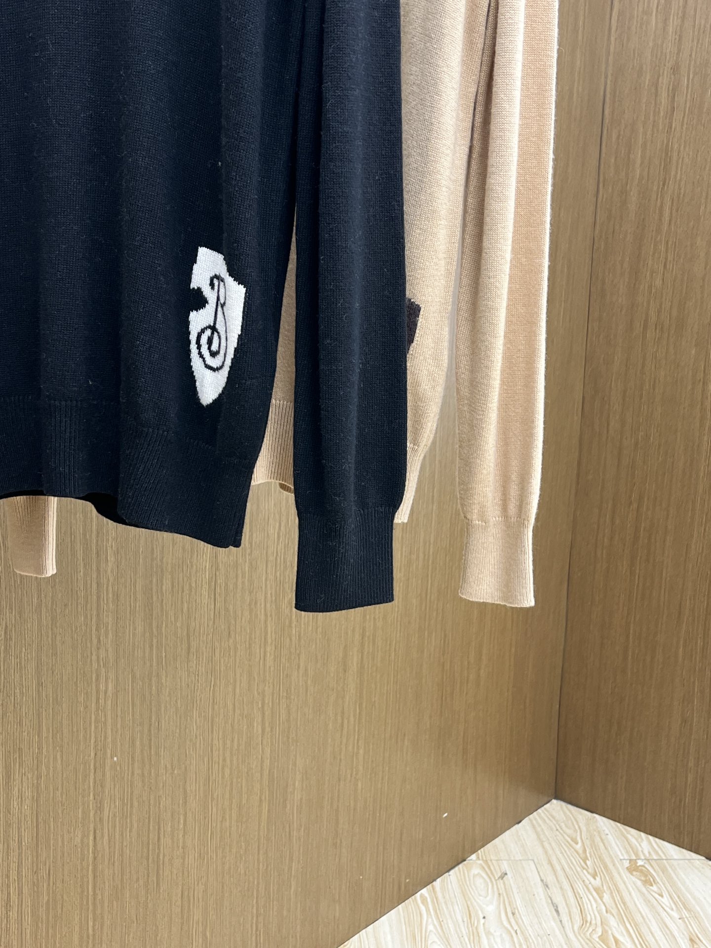 秋冬 BBR 🔥🔥盾牌嵌花针织圆领套头毛衣采用定制羊毛面料，100%羊毛，下摆提花工艺以Burberry