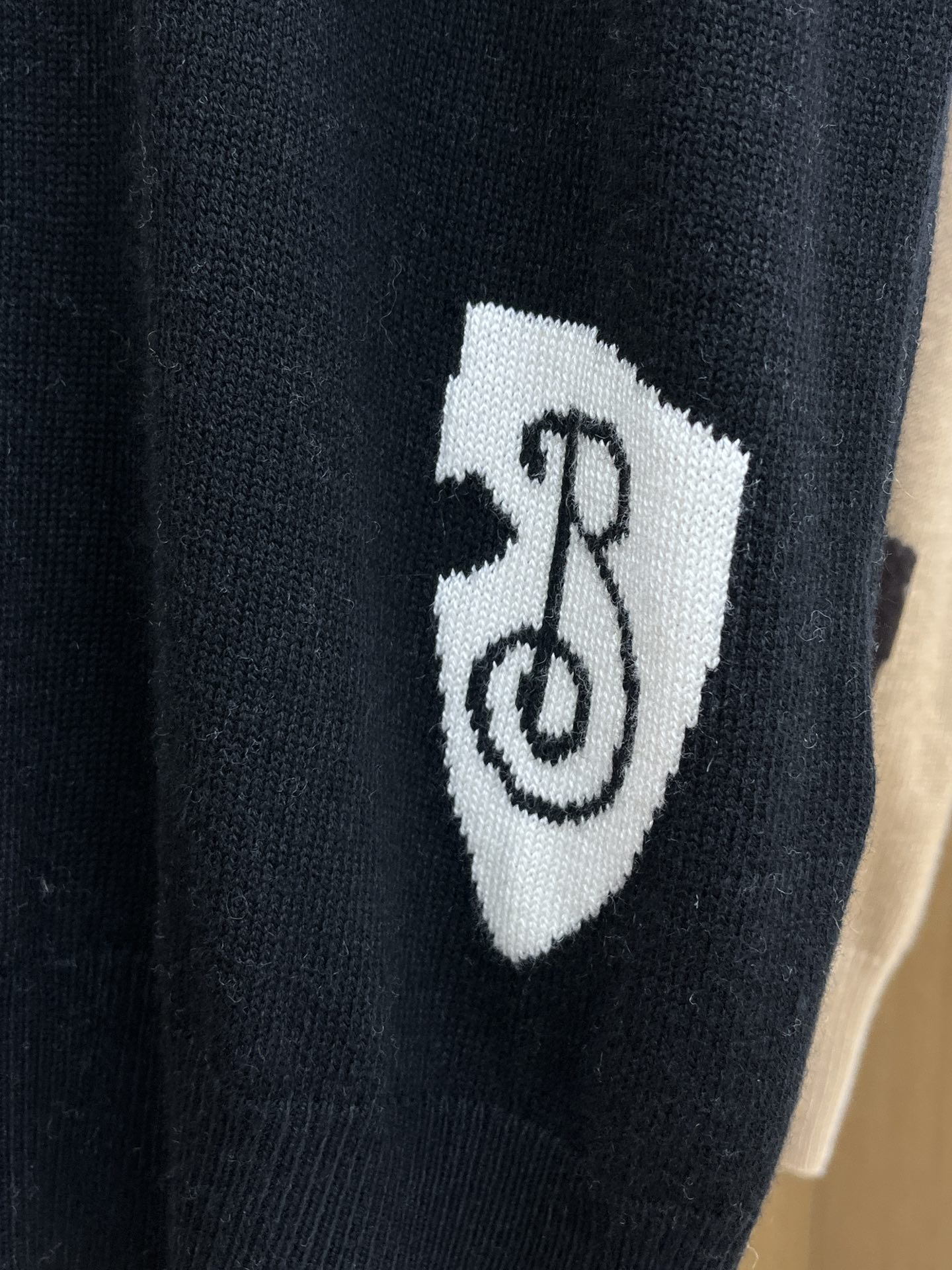 秋冬 BBR 🔥🔥盾牌嵌花针织圆领套头毛衣采用定制羊毛面料，100%羊毛，下摆提花工艺以Burberry