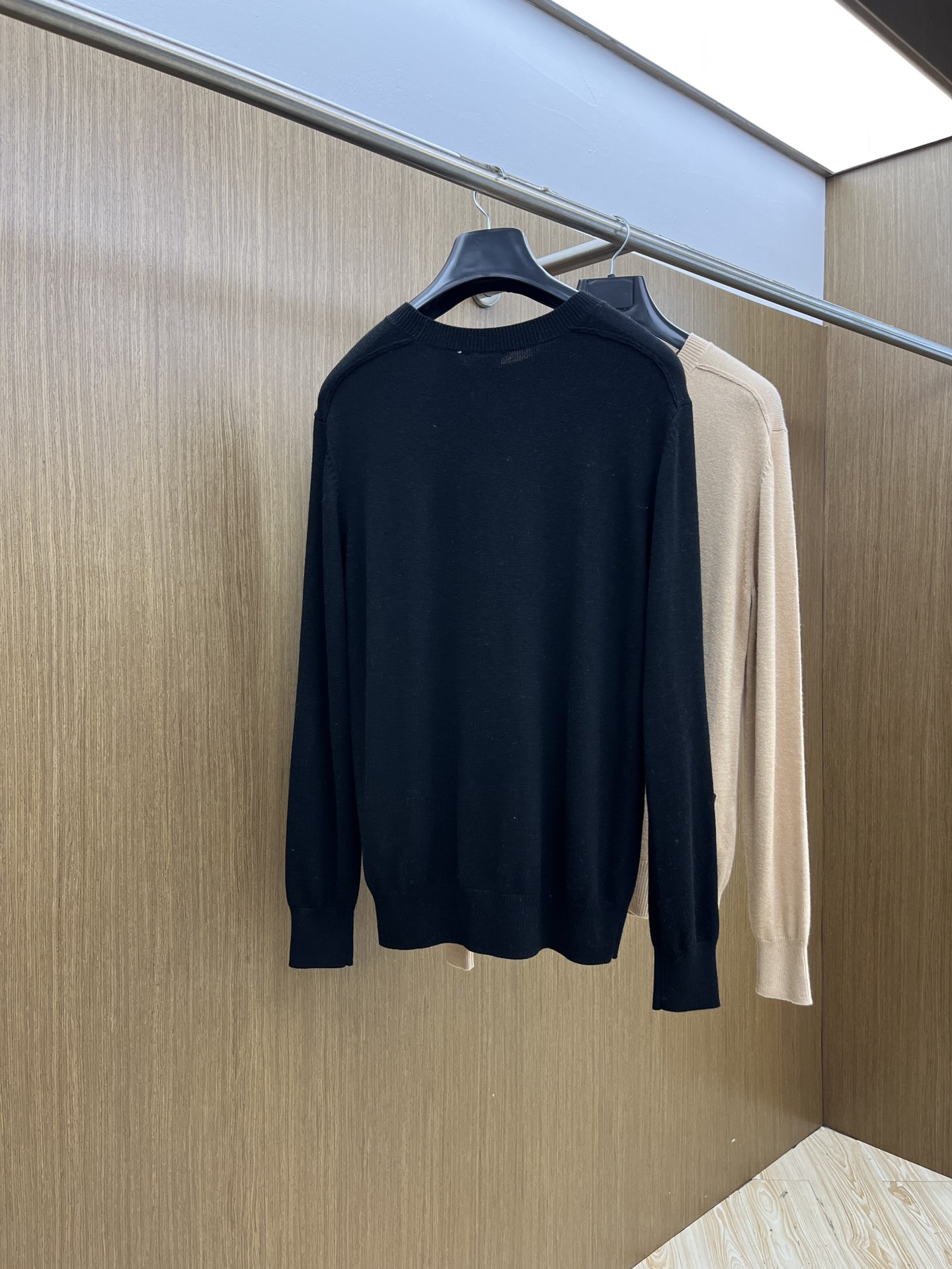 秋冬 BBR 🔥🔥盾牌嵌花针织圆领套头毛衣采用定制羊毛面料，100%羊毛，下摆提花工艺以Burberry