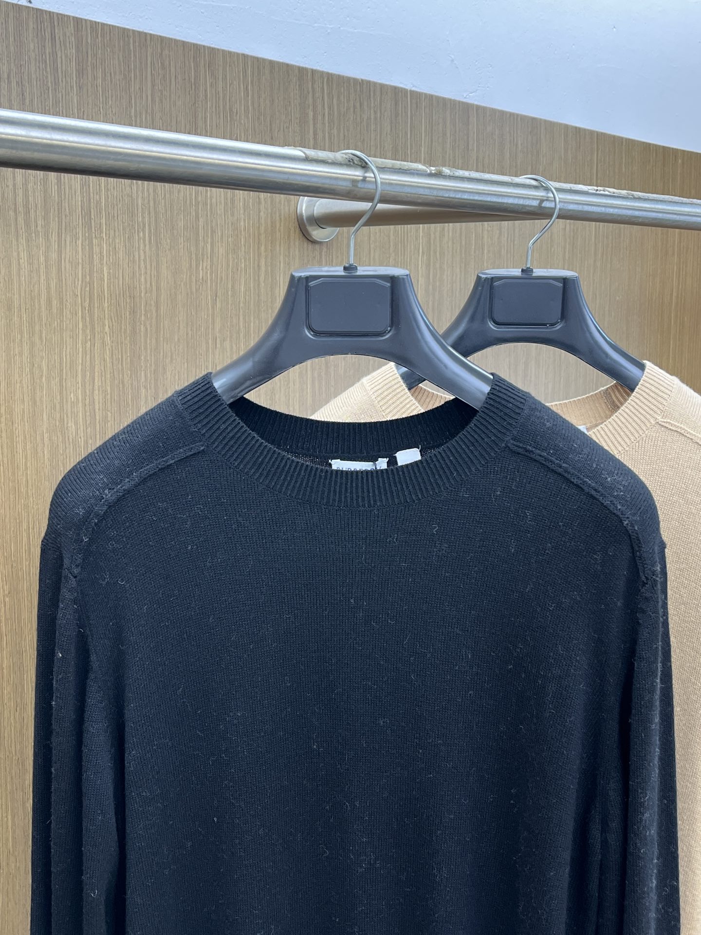 秋冬 BBR 🔥🔥盾牌嵌花针织圆领套头毛衣采用定制羊毛面料，100%羊毛，下摆提花工艺以Burberry