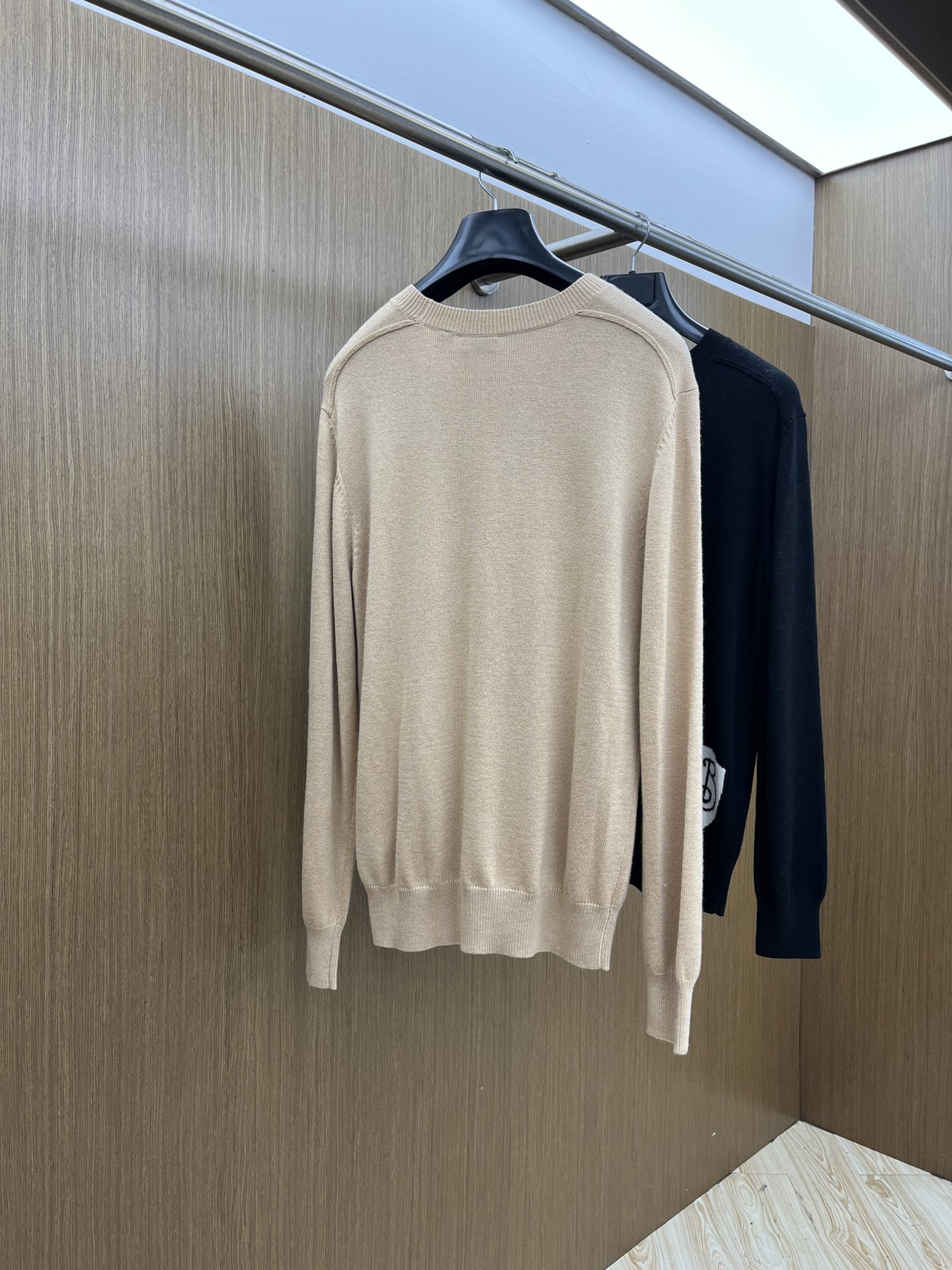 秋冬 BBR 🔥🔥盾牌嵌花针织圆领套头毛衣采用定制羊毛面料，100%羊毛，下摆提花工艺以Burberry