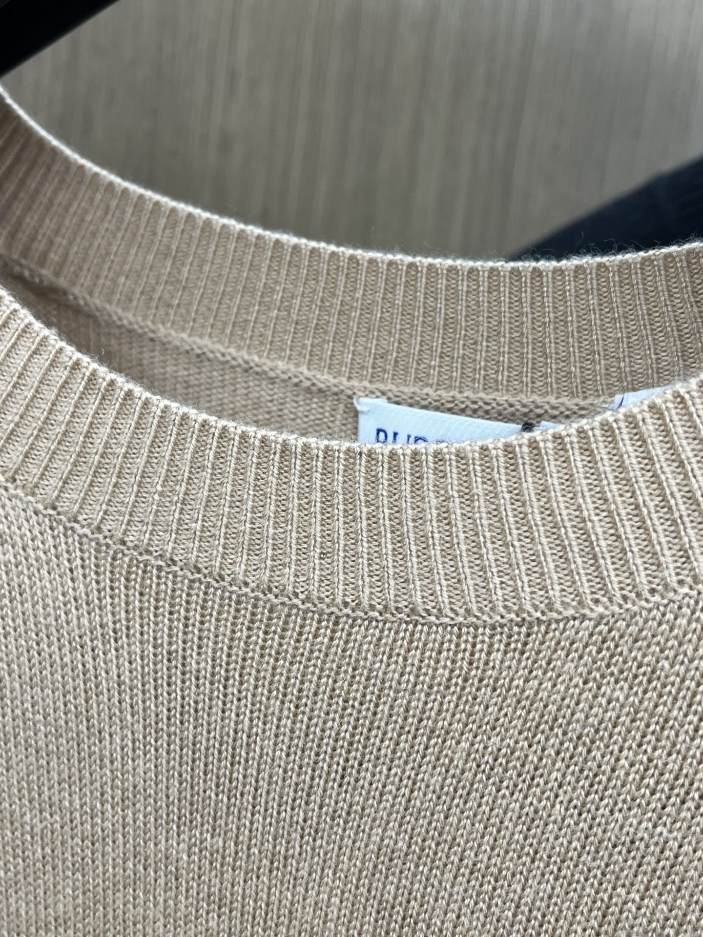 秋冬 BBR 🔥🔥盾牌嵌花针织圆领套头毛衣采用定制羊毛面料，100%羊毛，下摆提花工艺以Burberry