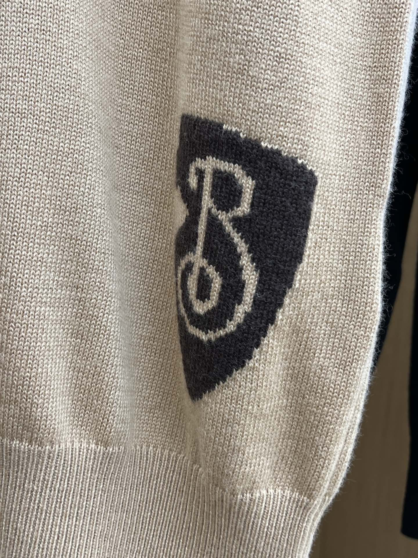 秋冬 BBR 🔥🔥盾牌嵌花针织圆领套头毛衣采用定制羊毛面料，100%羊毛，下摆提花工艺以Burberry