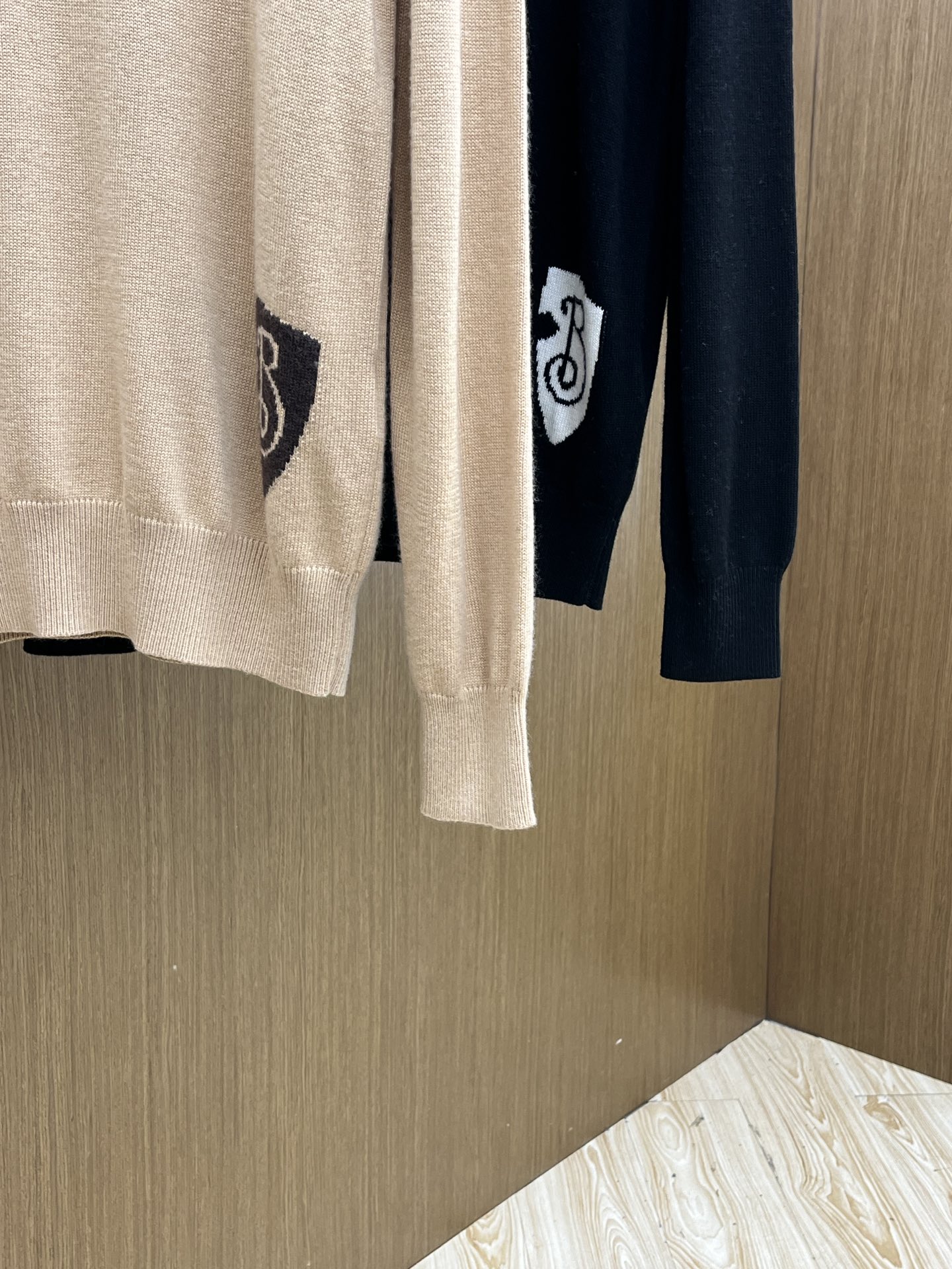 秋冬 BBR 🔥🔥盾牌嵌花针织圆领套头毛衣采用定制羊毛面料，100%羊毛，下摆提花工艺以Burberry