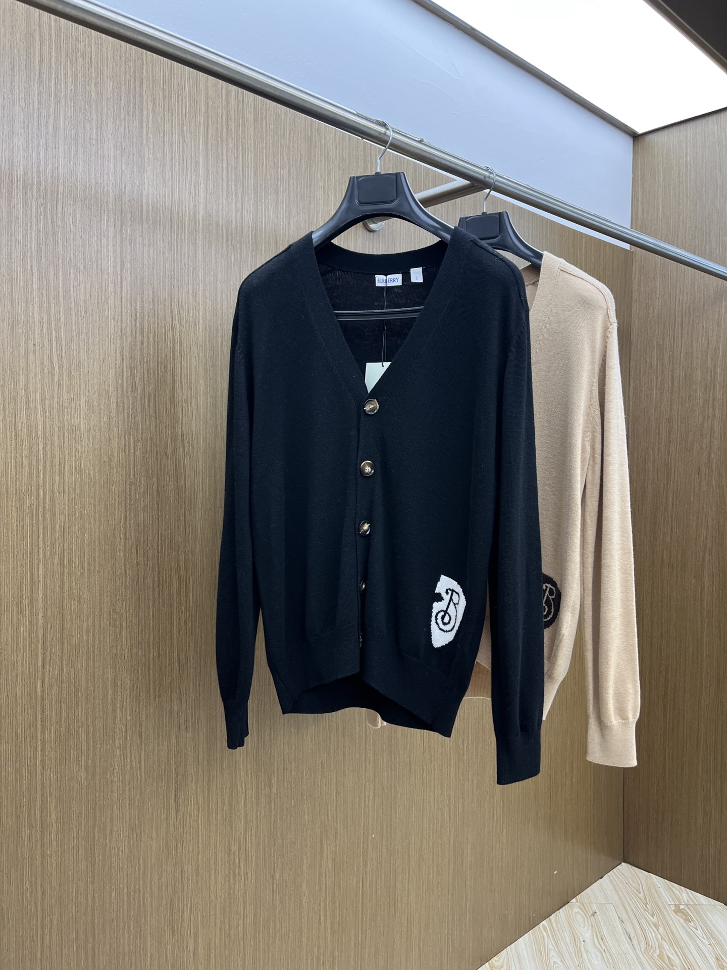 秋冬 BBR 🔥🔥盾牌嵌花针织V领开衫毛衣采用定制羊毛面料，100%羊毛，下摆提花工艺以Burberry