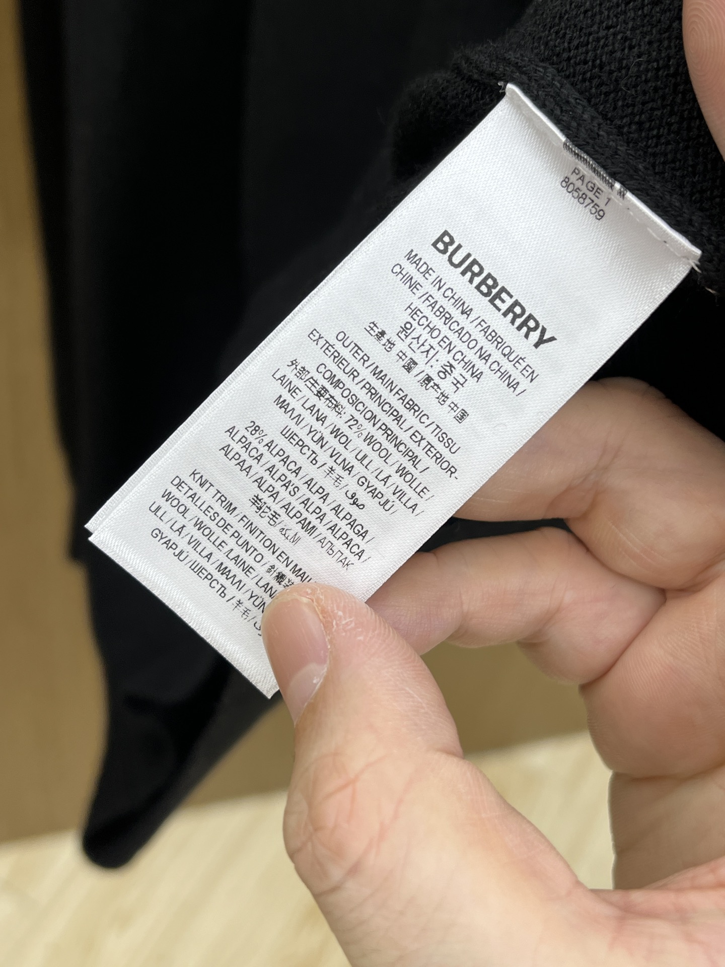 秋冬 BBR 🔥🔥盾牌嵌花针织V领开衫毛衣采用定制羊毛面料，100%羊毛，下摆提花工艺以Burberry