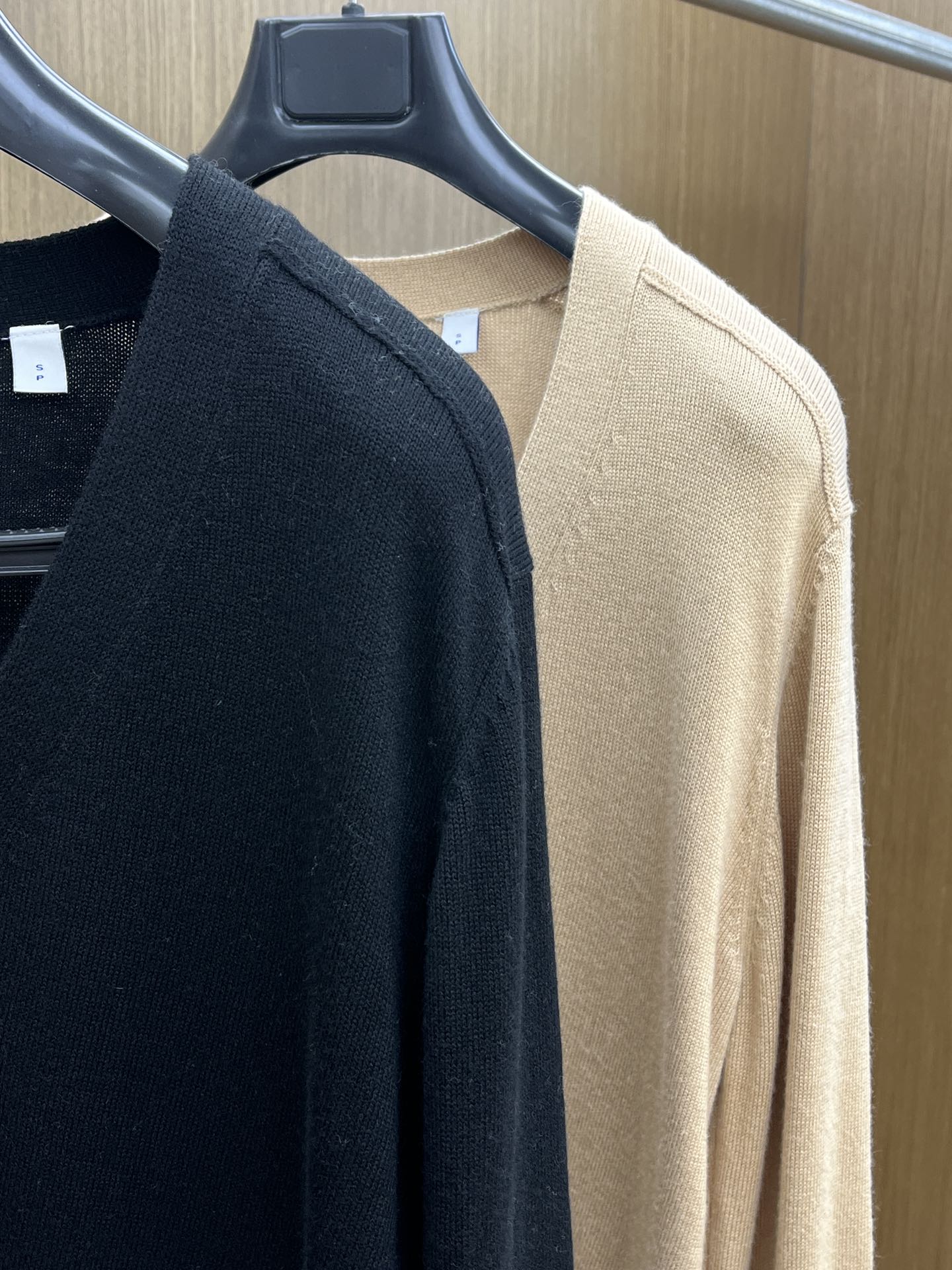 秋冬 BBR 🔥🔥盾牌嵌花针织V领开衫毛衣采用定制羊毛面料，100%羊毛，下摆提花工艺以Burberry