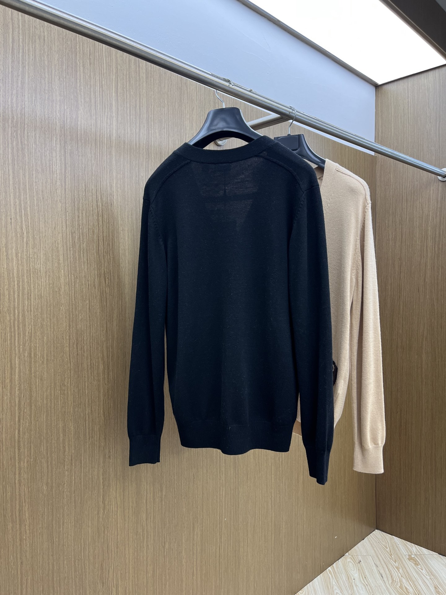 秋冬 BBR 🔥🔥盾牌嵌花针织V领开衫毛衣采用定制羊毛面料，100%羊毛，下摆提花工艺以Burberry