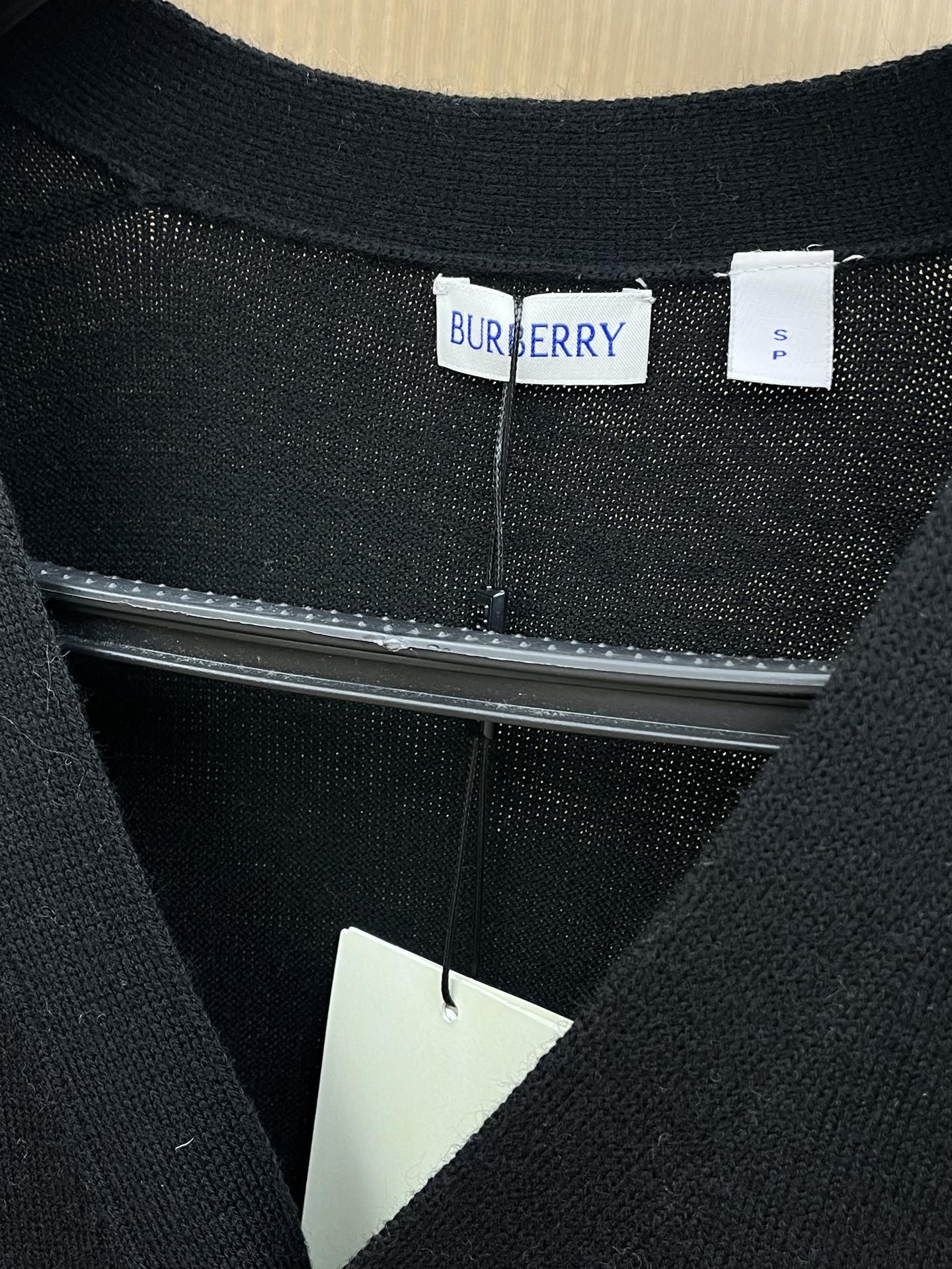 秋冬 BBR 🔥🔥盾牌嵌花针织V领开衫毛衣采用定制羊毛面料，100%羊毛，下摆提花工艺以Burberry