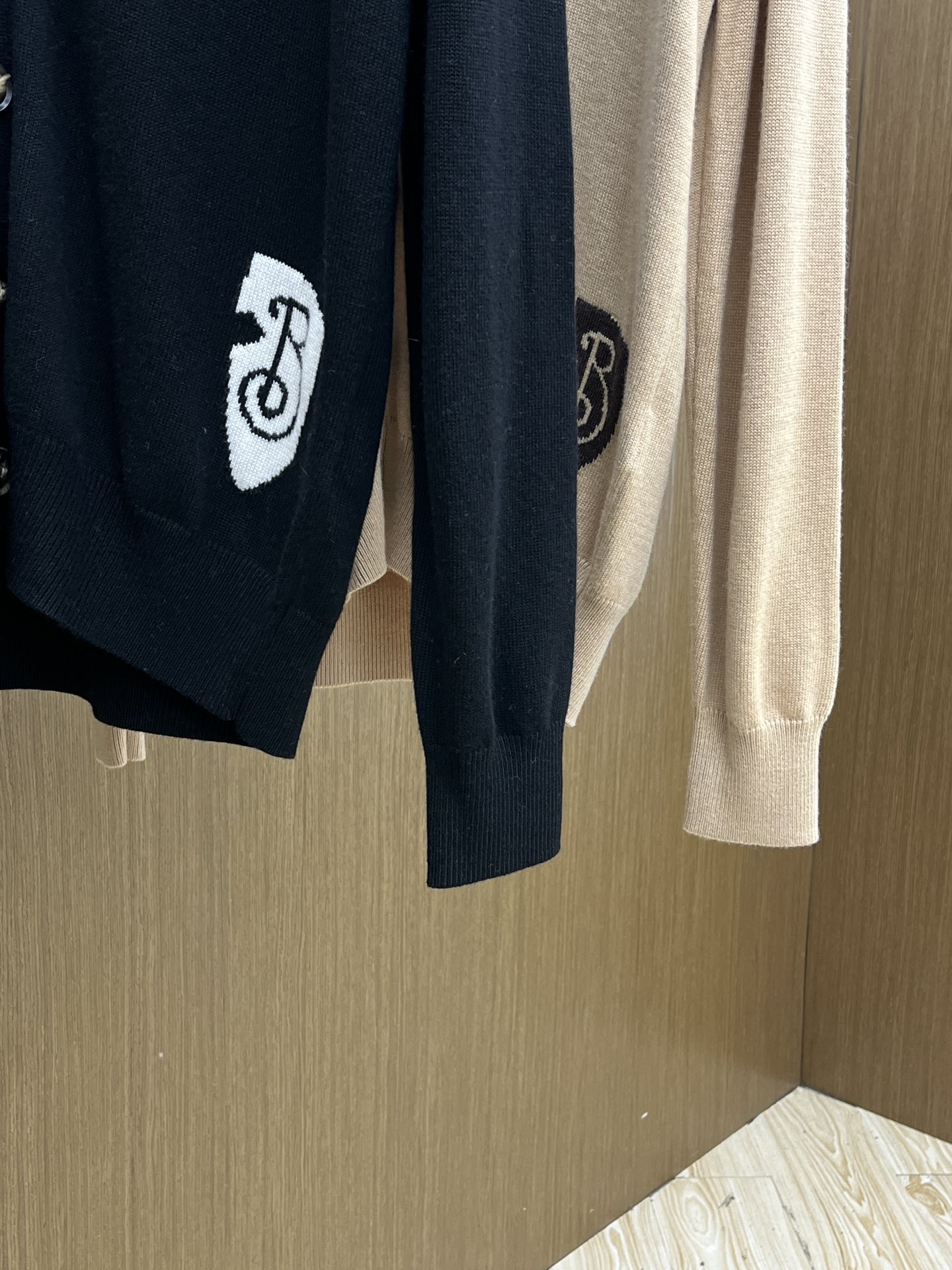 秋冬 BBR 🔥🔥盾牌嵌花针织V领开衫毛衣采用定制羊毛面料，100%羊毛，下摆提花工艺以Burberry