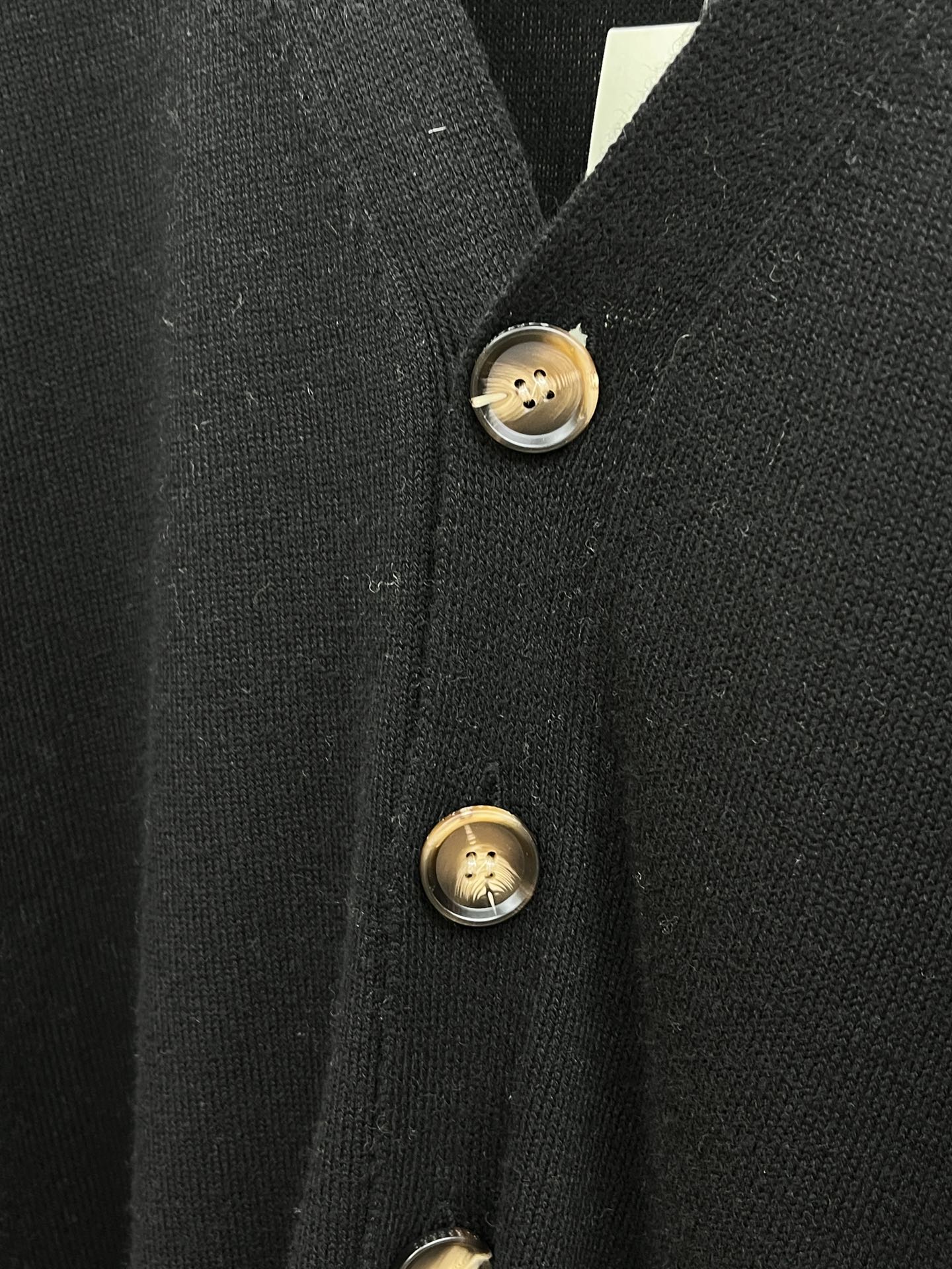 秋冬 BBR 🔥🔥盾牌嵌花针织V领开衫毛衣采用定制羊毛面料，100%羊毛，下摆提花工艺以Burberry