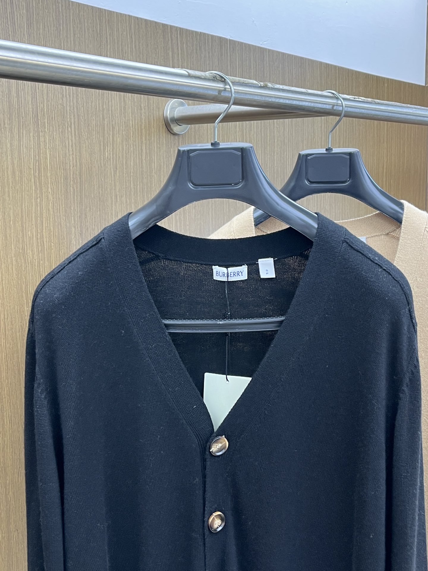 秋冬 BBR 🔥🔥盾牌嵌花针织V领开衫毛衣采用定制羊毛面料，100%羊毛，下摆提花工艺以Burberry