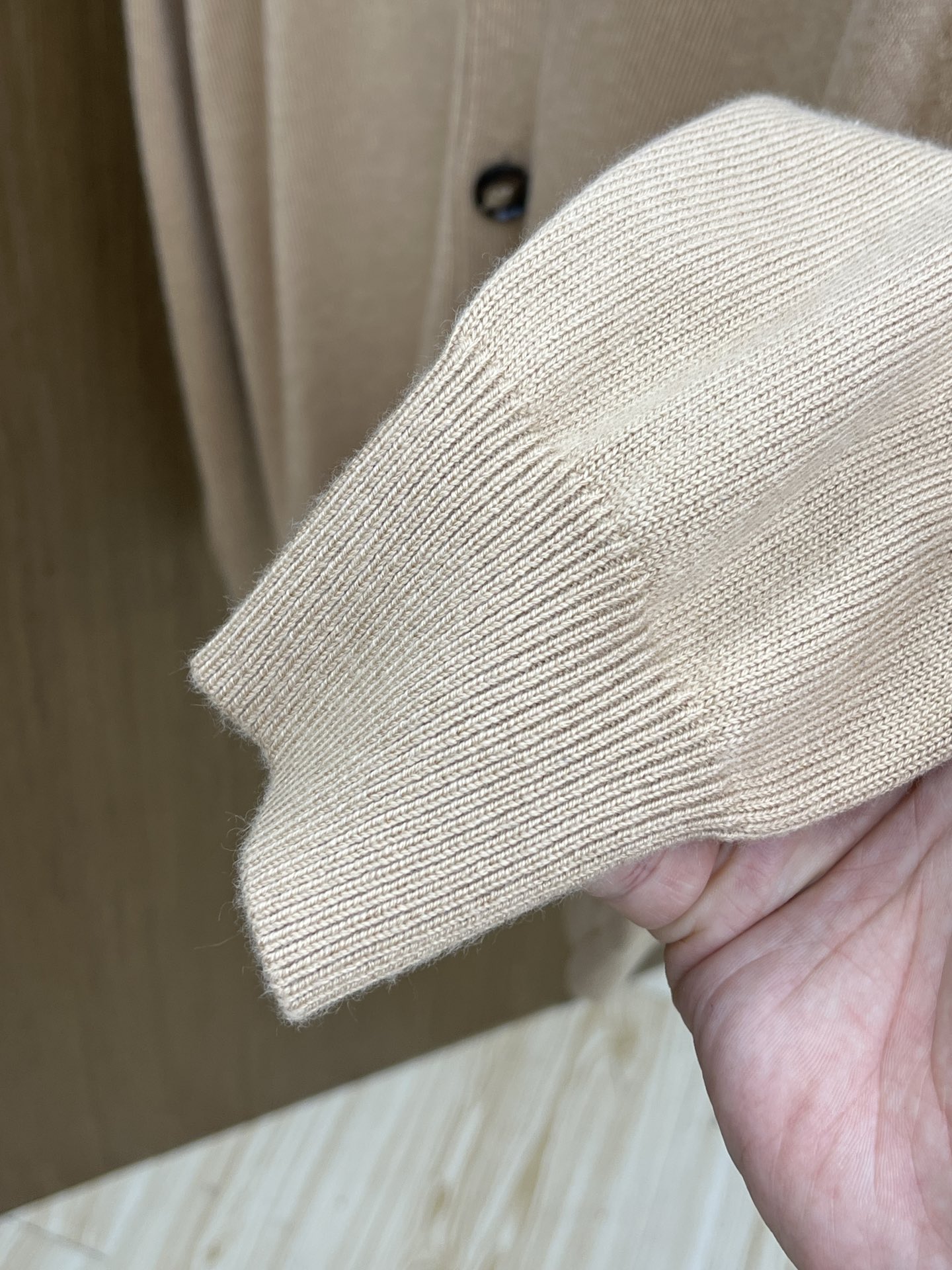 秋冬 BBR 🔥🔥盾牌嵌花针织V领开衫毛衣采用定制羊毛面料，100%羊毛，下摆提花工艺以Burberry