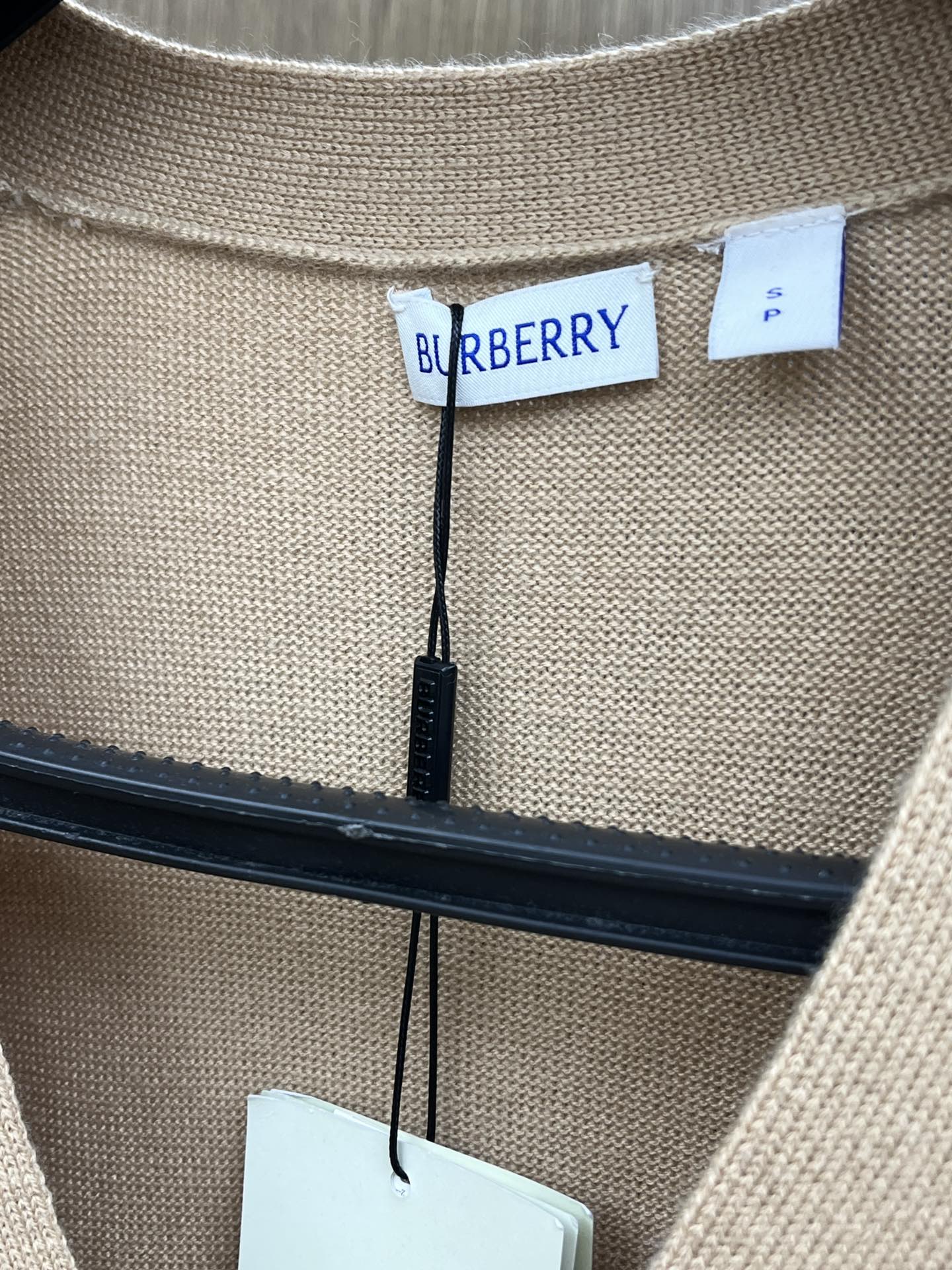 秋冬 BBR 🔥🔥盾牌嵌花针织V领开衫毛衣采用定制羊毛面料，100%羊毛，下摆提花工艺以Burberry