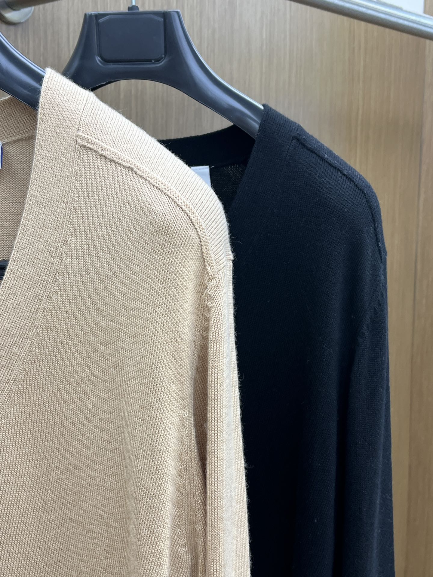 秋冬 BBR 🔥🔥盾牌嵌花针织V领开衫毛衣采用定制羊毛面料，100%羊毛，下摆提花工艺以Burberry