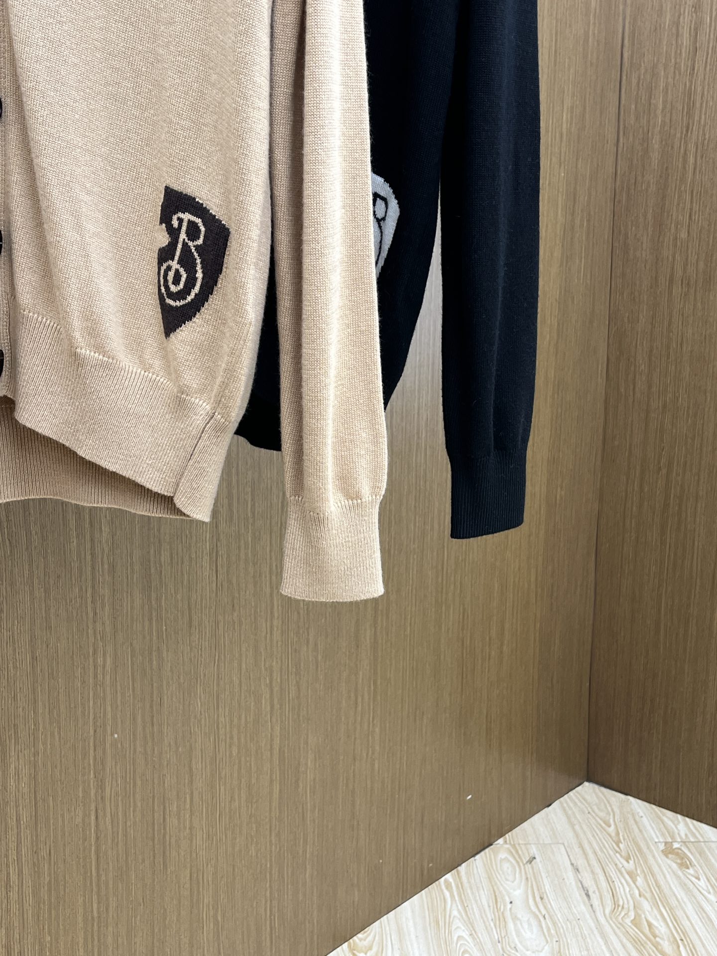 秋冬 BBR 🔥🔥盾牌嵌花针织V领开衫毛衣采用定制羊毛面料，100%羊毛，下摆提花工艺以Burberry