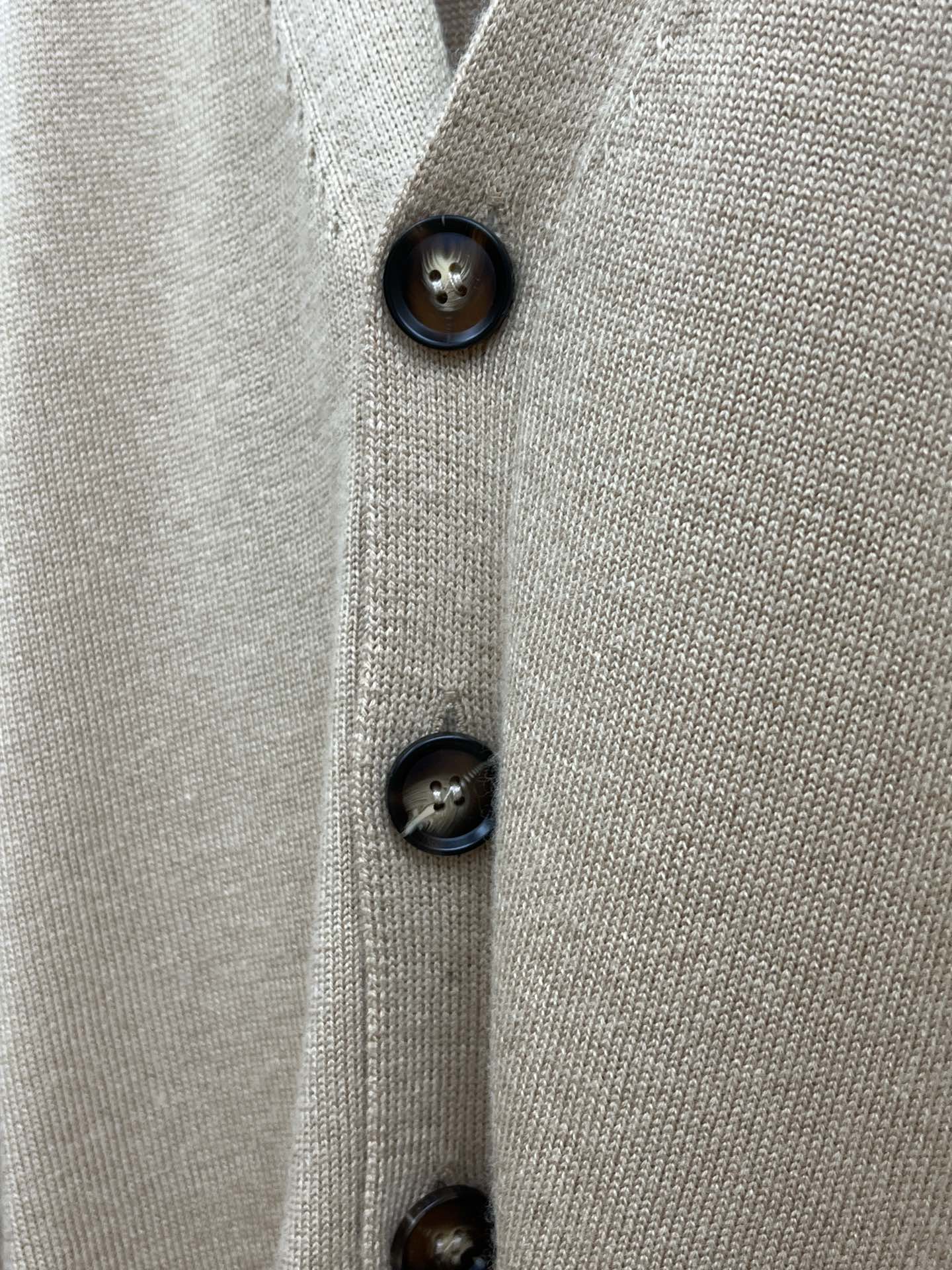 秋冬 BBR 🔥🔥盾牌嵌花针织V领开衫毛衣采用定制羊毛面料，100%羊毛，下摆提花工艺以Burberry