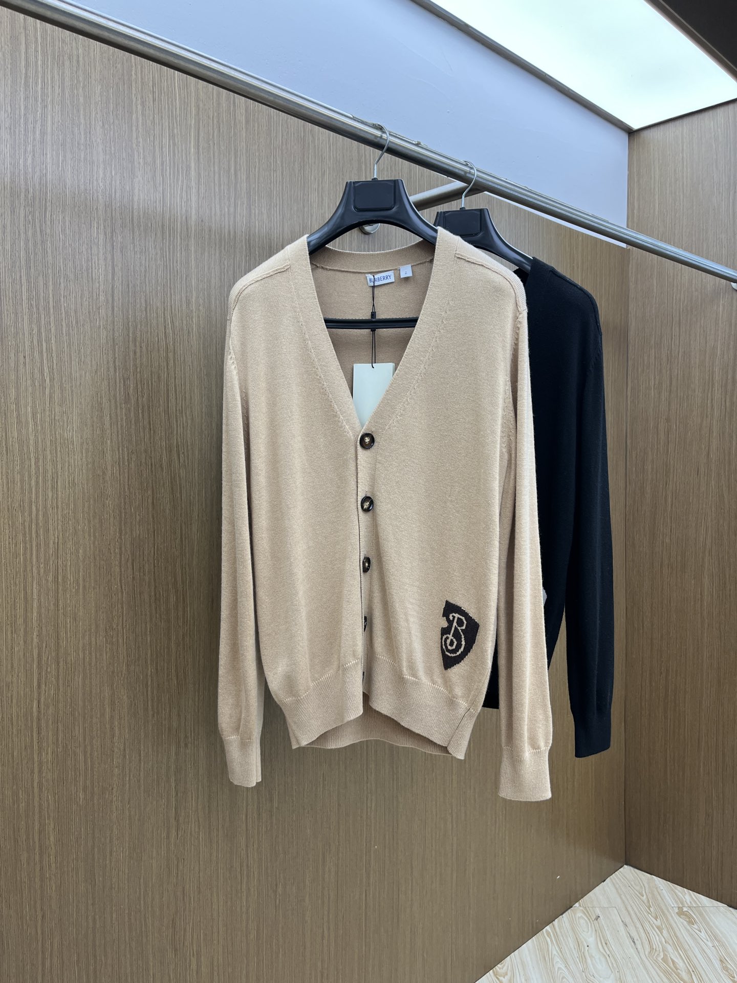 NO:516500,Autumn and winter BBR shield inlay knitted V-neck cardigan sweater is made of customized wool fabric, wool, and hem jacquard technology is centered on Burberry's classic B-shaped shield. The pattern is woven by precision jacquard loom, with clear and neat lines and full of three-dimensionality. The jacquard part is integrated with the brand letter logo, which not only retains the retro charm but also injects a modern street feeling. The side seams are positioned in infrared to ensure the pattern splicing is accurately aligned. LZ custom auxiliary materials are customized, and the three standards are complete. SizeS-M-L, burberry, sweaters, alexander wang19860909秋冬 BBR 盾牌嵌花针织V领开衫毛衣 采用定制羊毛面料,羊毛,下摆提花工艺以Burberry经典B字盾牌为核心,图案通过精密提花织机编织,线条清晰利落,立体感十足.提花部分融入品牌字母标识,既保留复古韵味,又注入现代街头感,侧缝线采用红外线定位,确保图案拼接精准对齐,LZ定制辅料,三标齐全 SizeS-M-L,,burberry,sweaters,alexander wang,Men's clothing