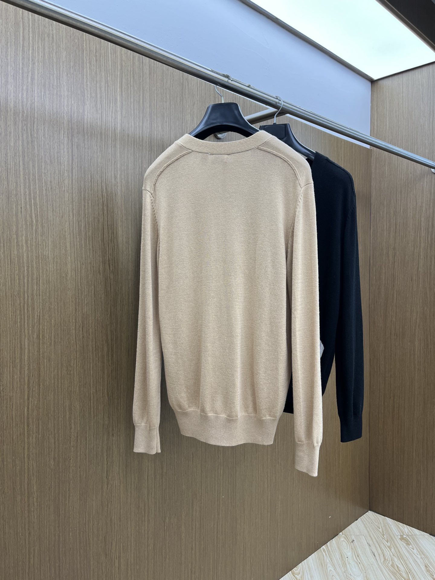 秋冬 BBR 🔥🔥盾牌嵌花针织V领开衫毛衣采用定制羊毛面料，100%羊毛，下摆提花工艺以Burberry