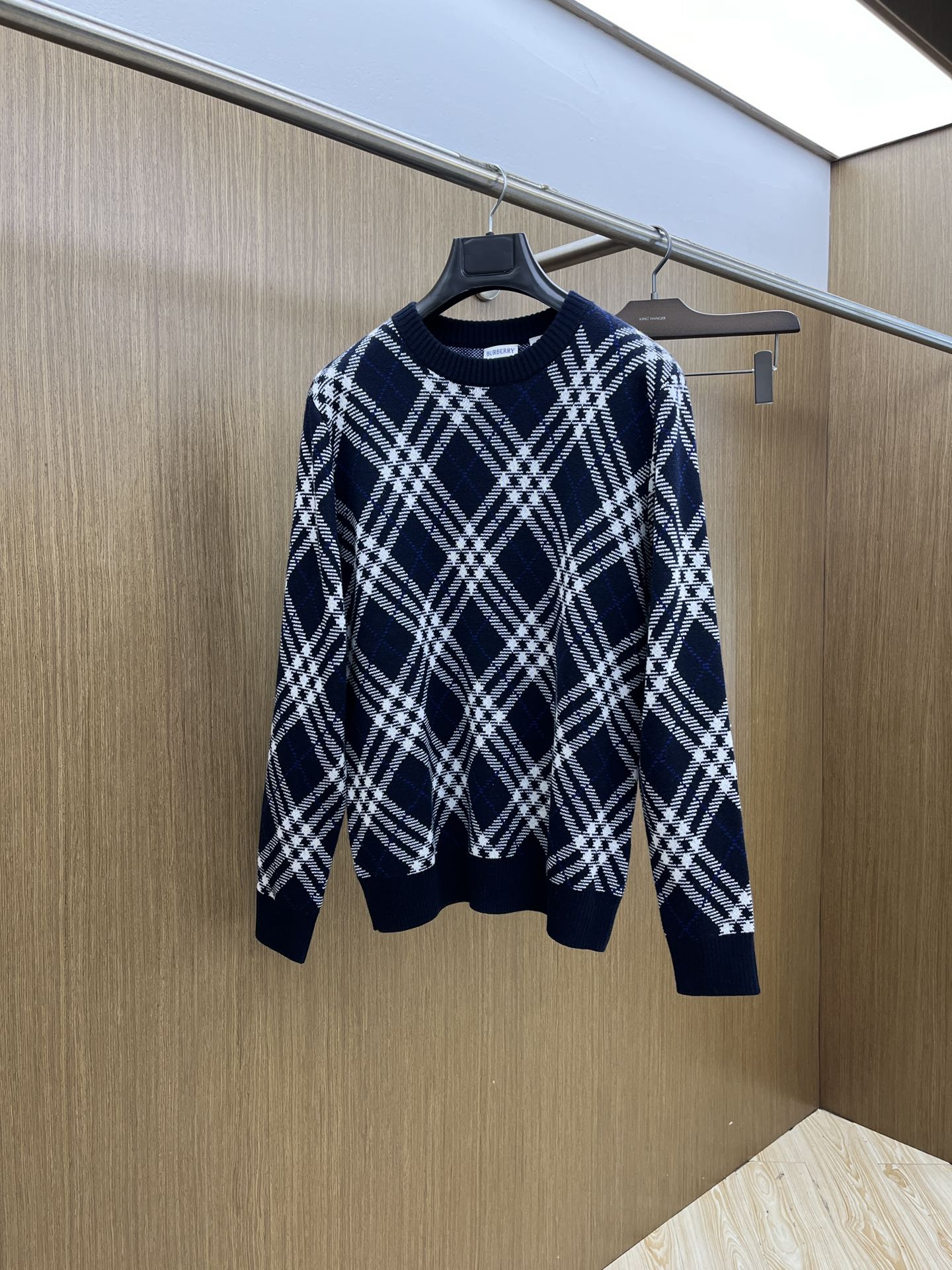 NO:516488,Autumn and Winter BBR 25 new twill chevron-blend pullover round neck, made of selected wool cashmere-blend fabrics, presenting jacquard worsted chevron pattern, creating a delicate design. The weight factor makes the droopy and the design make the upper body more lazy. LZ perfectly conforms to the fashion concept of the latest series of BUR and experience the latest BUR style!  !  SizeS/M/L, burberry, alexander wang19860909秋冬 BBR 25新款斜纹格纹羊毛混纺套头圆领 精选羊毛羊绒混纺面料制成,呈现提花精纺的格纹图案,缔造精致设计感.以及重量的因素让非常具有垂感以及的设计让上身更具慵懒气质,LZ完美的符合BUR最新系列风格的时尚理念,体验最新的BUR风情！！ SizeS/M/L,,burberry,alexander wang,Men's clothing