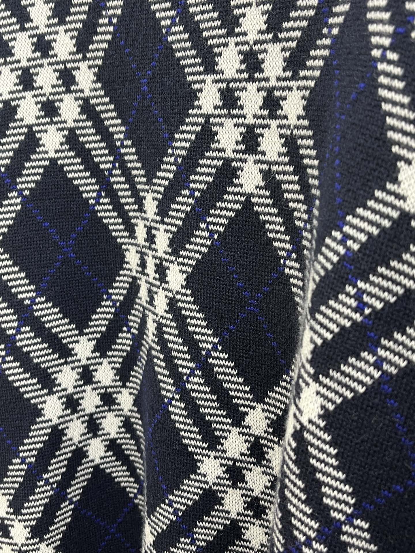 秋冬 BBR 25新款斜纹格纹羊毛混纺套头圆领精选羊毛羊绒混纺面料制成，呈现提花精纺的格纹图案，缔造精致