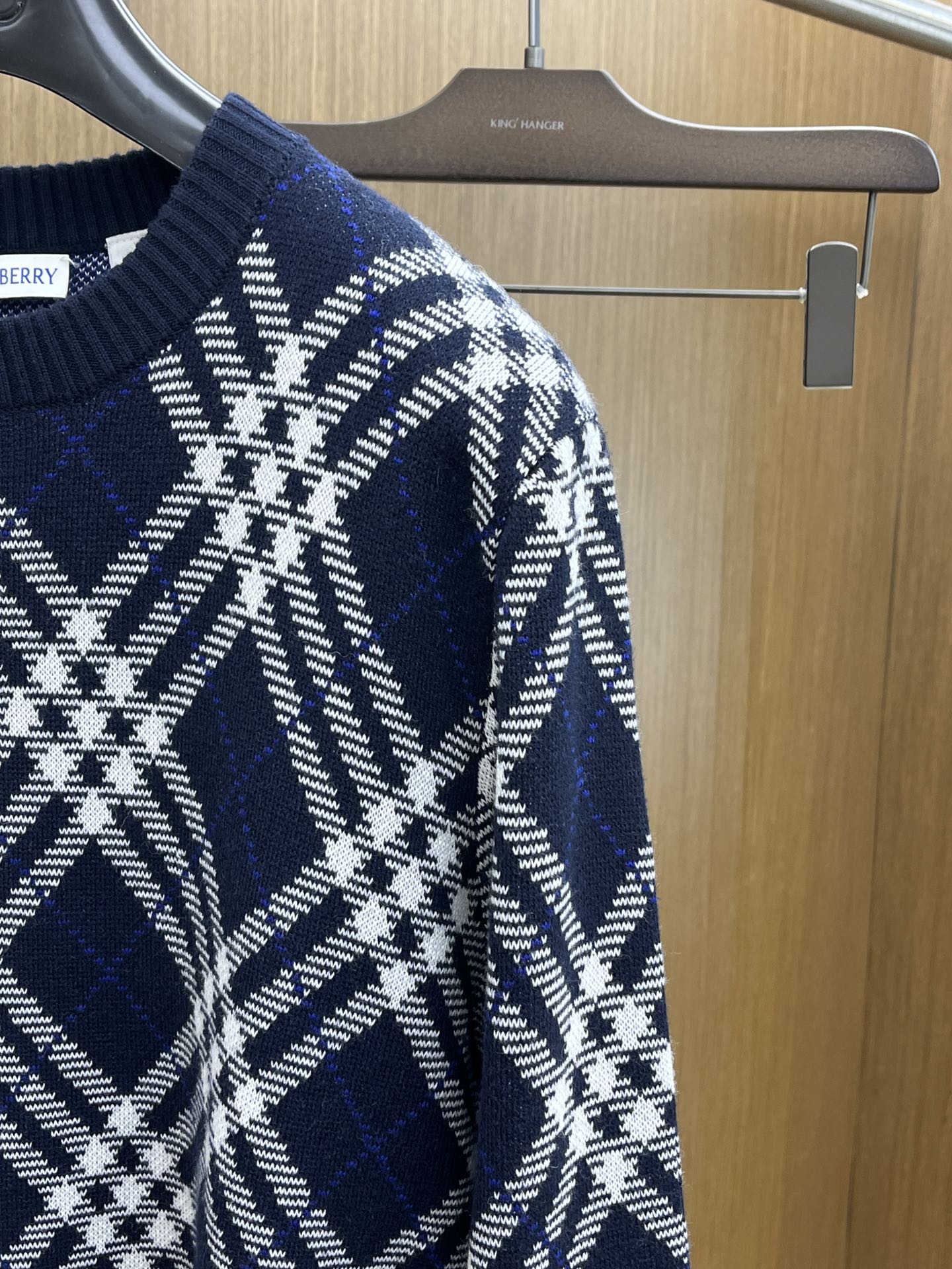 秋冬 BBR 25新款斜纹格纹羊毛混纺套头圆领精选羊毛羊绒混纺面料制成，呈现提花精纺的格纹图案，缔造精致