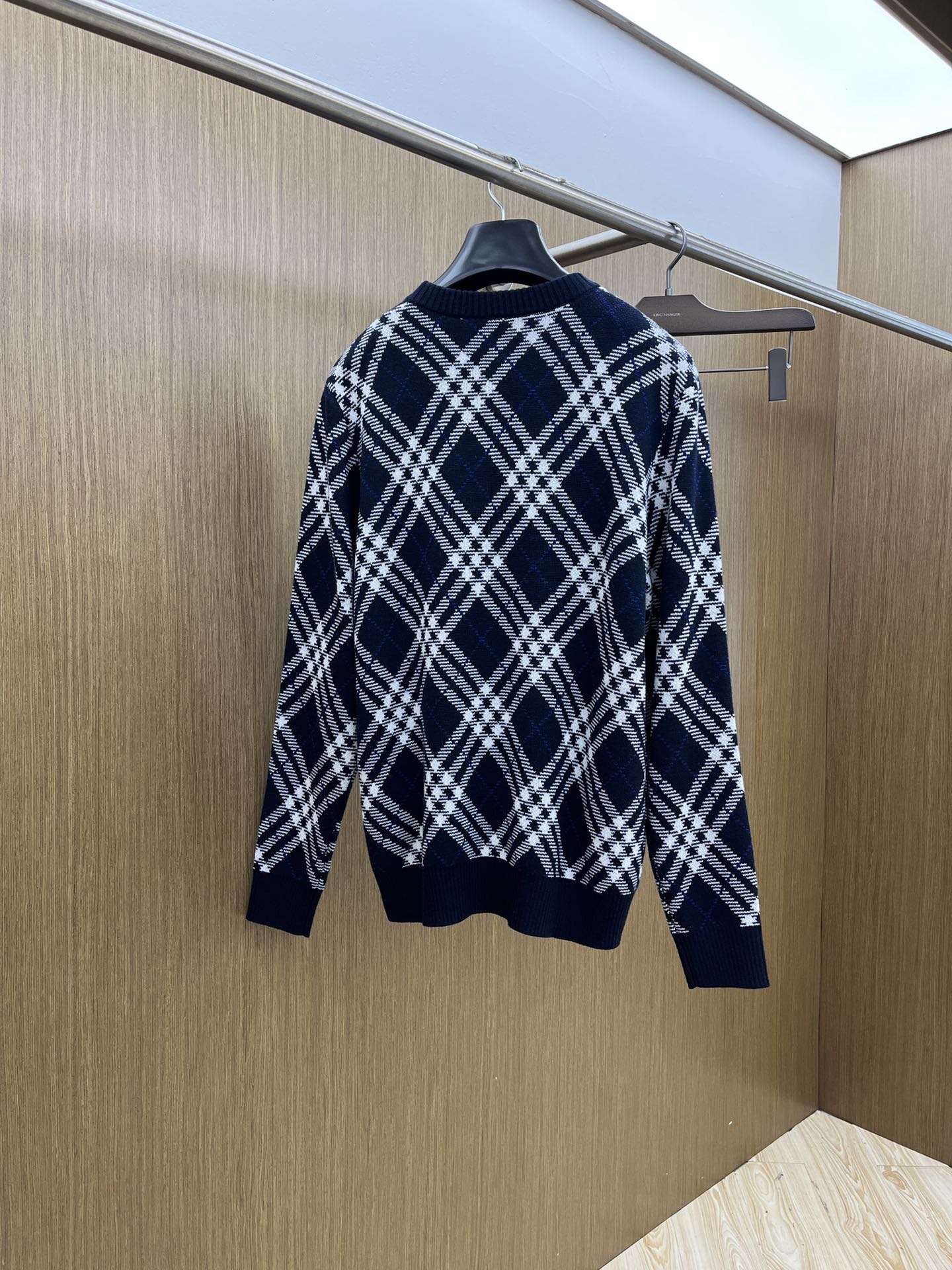 秋冬 BBR 25新款斜纹格纹羊毛混纺套头圆领精选羊毛羊绒混纺面料制成，呈现提花精纺的格纹图案，缔造精致