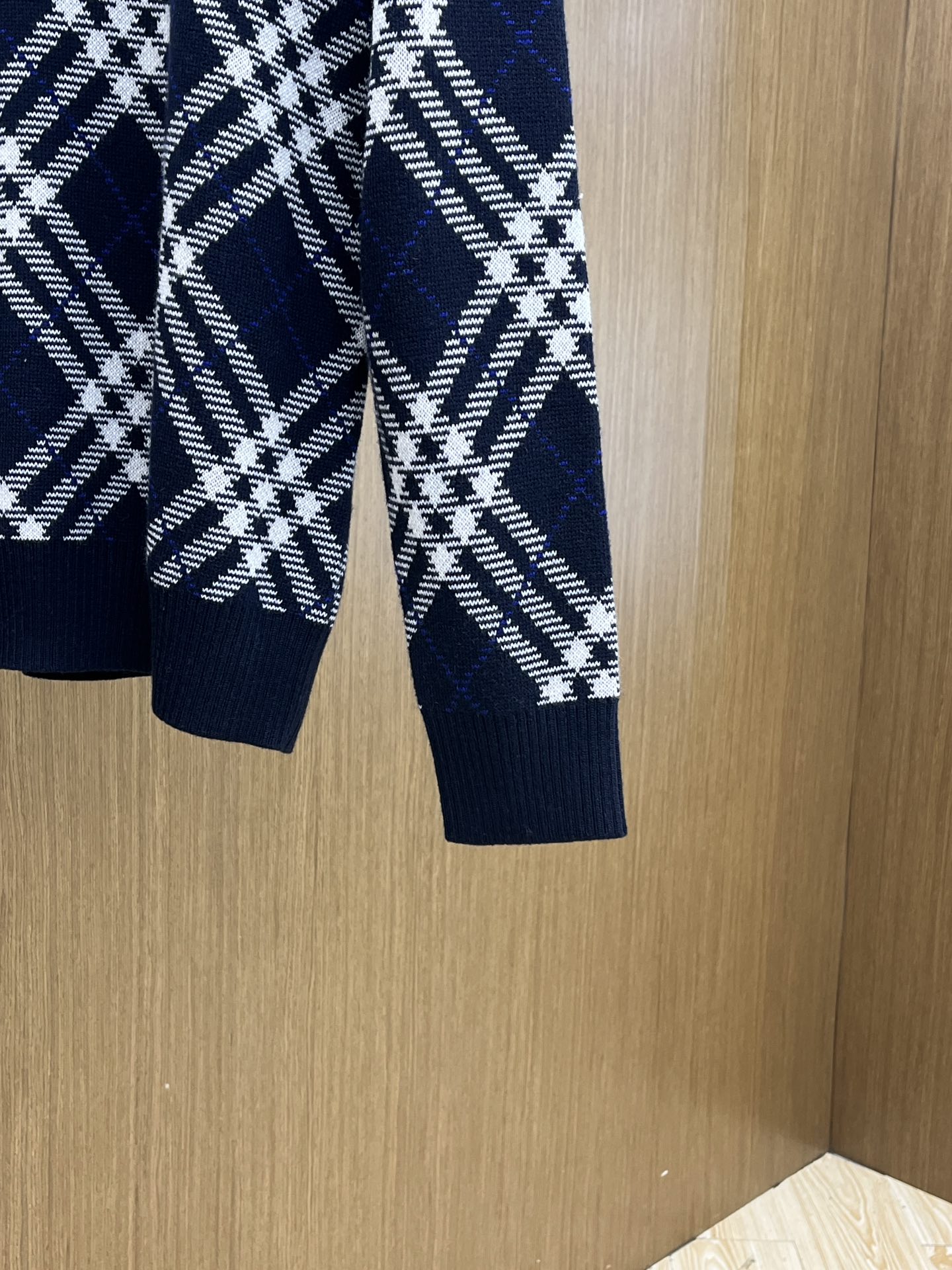 秋冬 BBR 25新款斜纹格纹羊毛混纺套头圆领精选羊毛羊绒混纺面料制成，呈现提花精纺的格纹图案，缔造精致