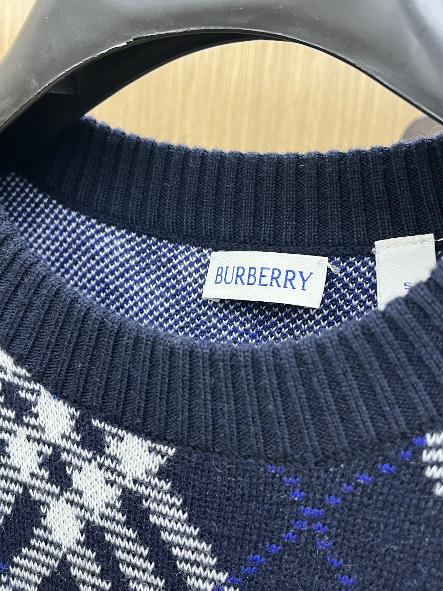 秋冬 BBR 25新款斜纹格纹羊毛混纺套头圆领精选羊毛羊绒混纺面料制成，呈现提花精纺的格纹图案，缔造精致